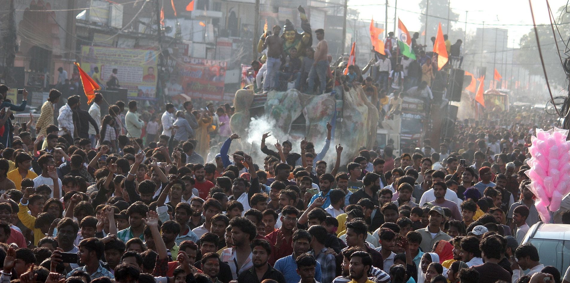 प्रमुख मंदिरों में शनिवार देर रात से ही भोलेनाथ के दर्शन-पूजन के लिए भक्तों की कतारें लग गईं। प्रमुख मंदिरों में शनिवार देर रात से ही भोलेनाथ के दर्शन-पूजन के लिए भक्तों की कतारें लग गईं।