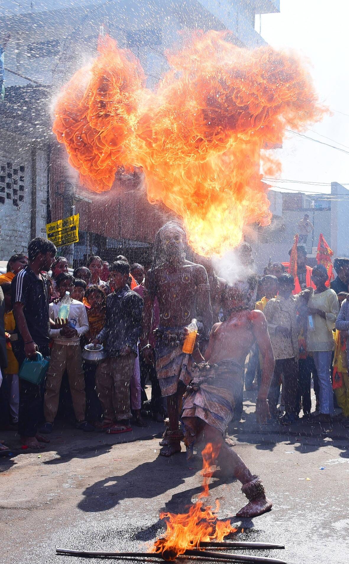 प्रमुख मंदिरों में शनिवार देर रात से ही भोलेनाथ के दर्शन-पूजन के लिए भक्तों की कतारें लग गईं। प्रमुख मंदिरों में शनिवार देर रात से ही भोलेनाथ के दर्शन-पूजन के लिए भक्तों की कतारें लग गईं।