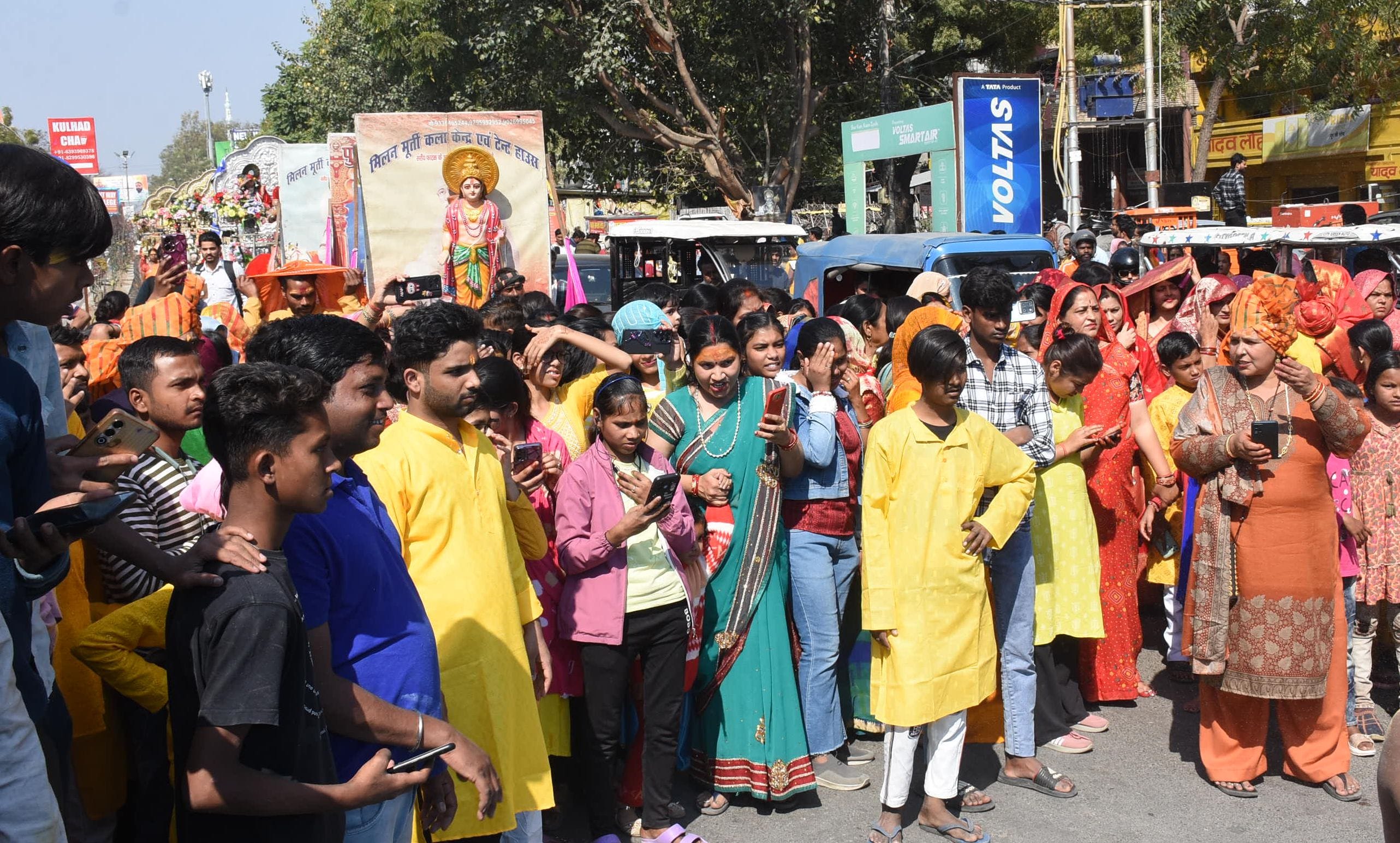 प्रमुख मंदिरों में शनिवार देर रात से ही भोलेनाथ के दर्शन-पूजन के लिए भक्तों की कतारें लग गईं। प्रमुख मंदिरों में शनिवार देर रात से ही भोलेनाथ के दर्शन-पूजन के लिए भक्तों की कतारें लग गईं।