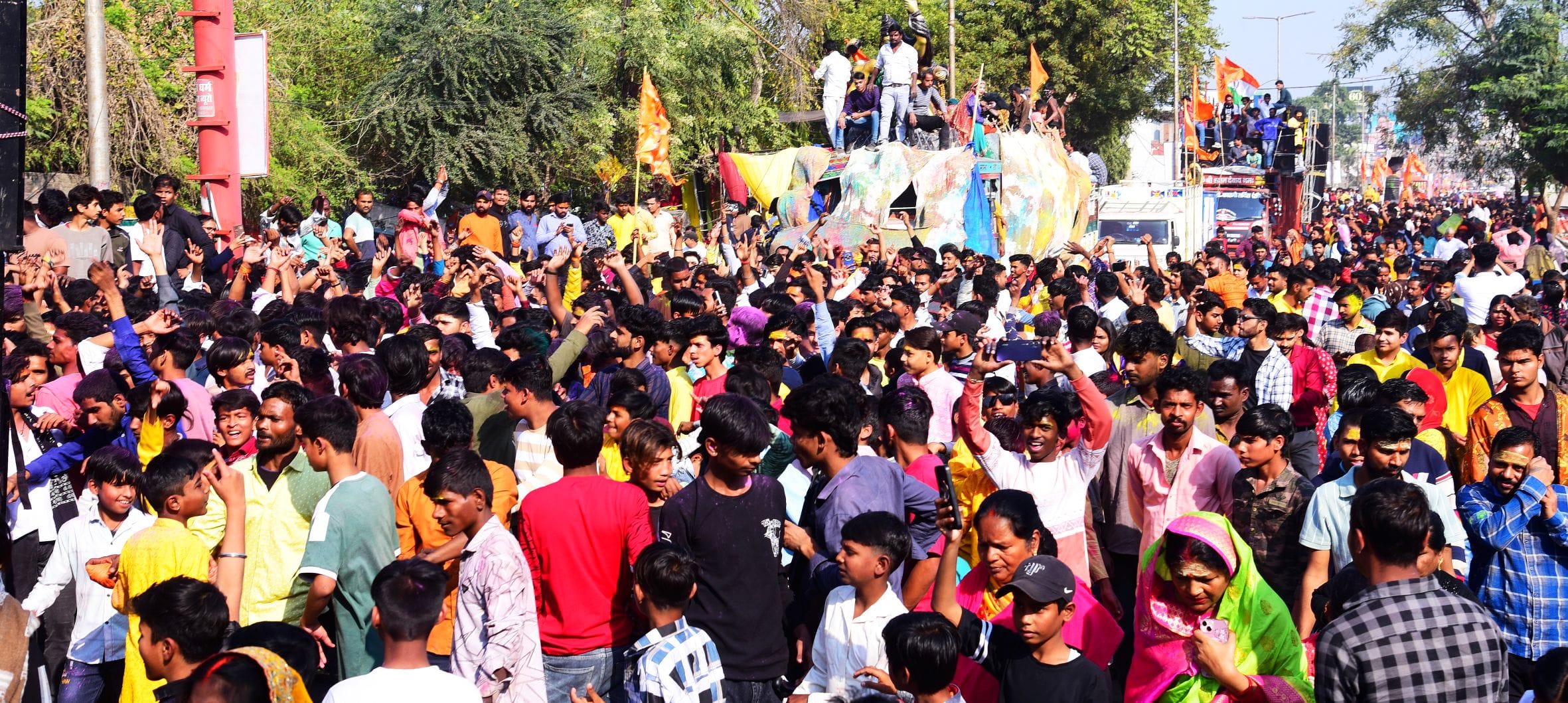 प्रमुख मंदिरों में शनिवार देर रात से ही भोलेनाथ के दर्शन-पूजन के लिए भक्तों की कतारें लग गईं। प्रमुख मंदिरों में शनिवार देर रात से ही भोलेनाथ के दर्शन-पूजन के लिए भक्तों की कतारें लग गईं।