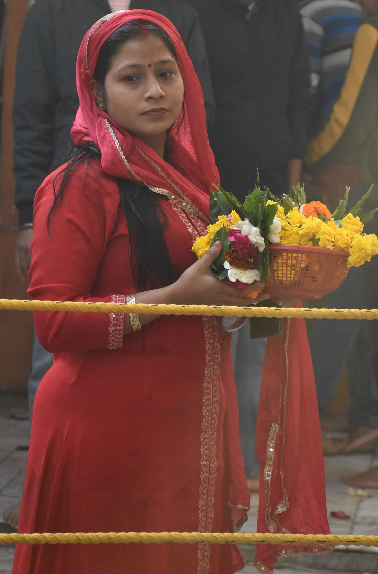 प्रमुख मंदिरों में शनिवार देर रात से ही भोलेनाथ के दर्शन-पूजन के लिए भक्तों की कतारें लग गईं। प्रमुख मंदिरों में शनिवार देर रात से ही भोलेनाथ के दर्शन-पूजन के लिए भक्तों की कतारें लग गईं।
