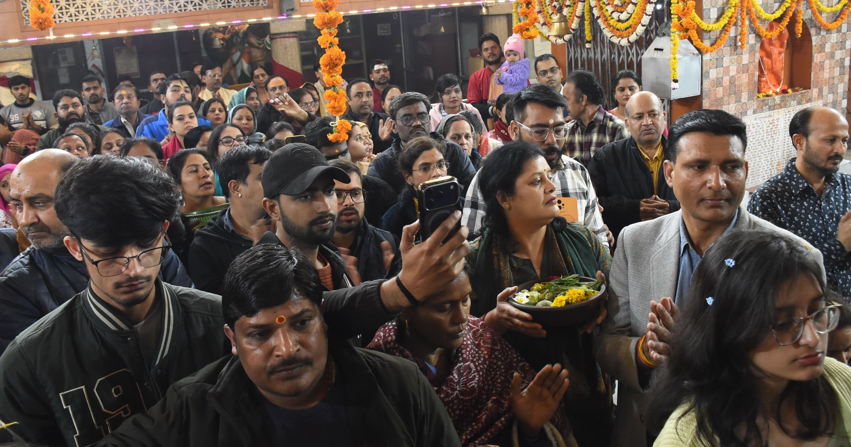 प्रमुख मंदिरों में शनिवार देर रात से ही भोलेनाथ के दर्शन-पूजन के लिए भक्तों की कतारें लग गईं। प्रमुख मंदिरों में शनिवार देर रात से ही भोलेनाथ के दर्शन-पूजन के लिए भक्तों की कतारें लग गईं।