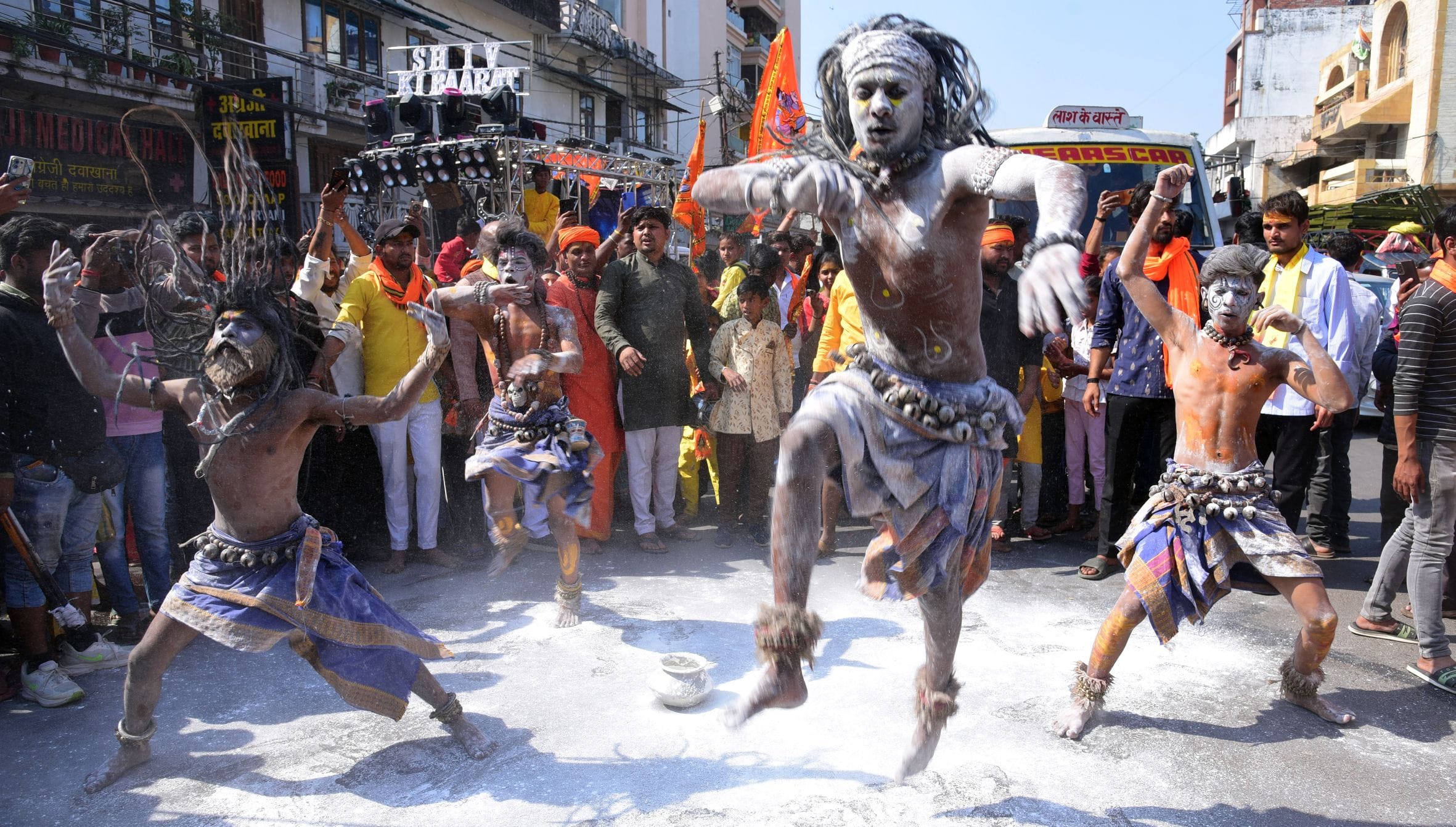 प्रमुख मंदिरों में शनिवार देर रात से ही भोलेनाथ के दर्शन-पूजन के लिए भक्तों की कतारें लग गईं। प्रमुख मंदिरों में शनिवार देर रात से ही भोलेनाथ के दर्शन-पूजन के लिए भक्तों की कतारें लग गईं।