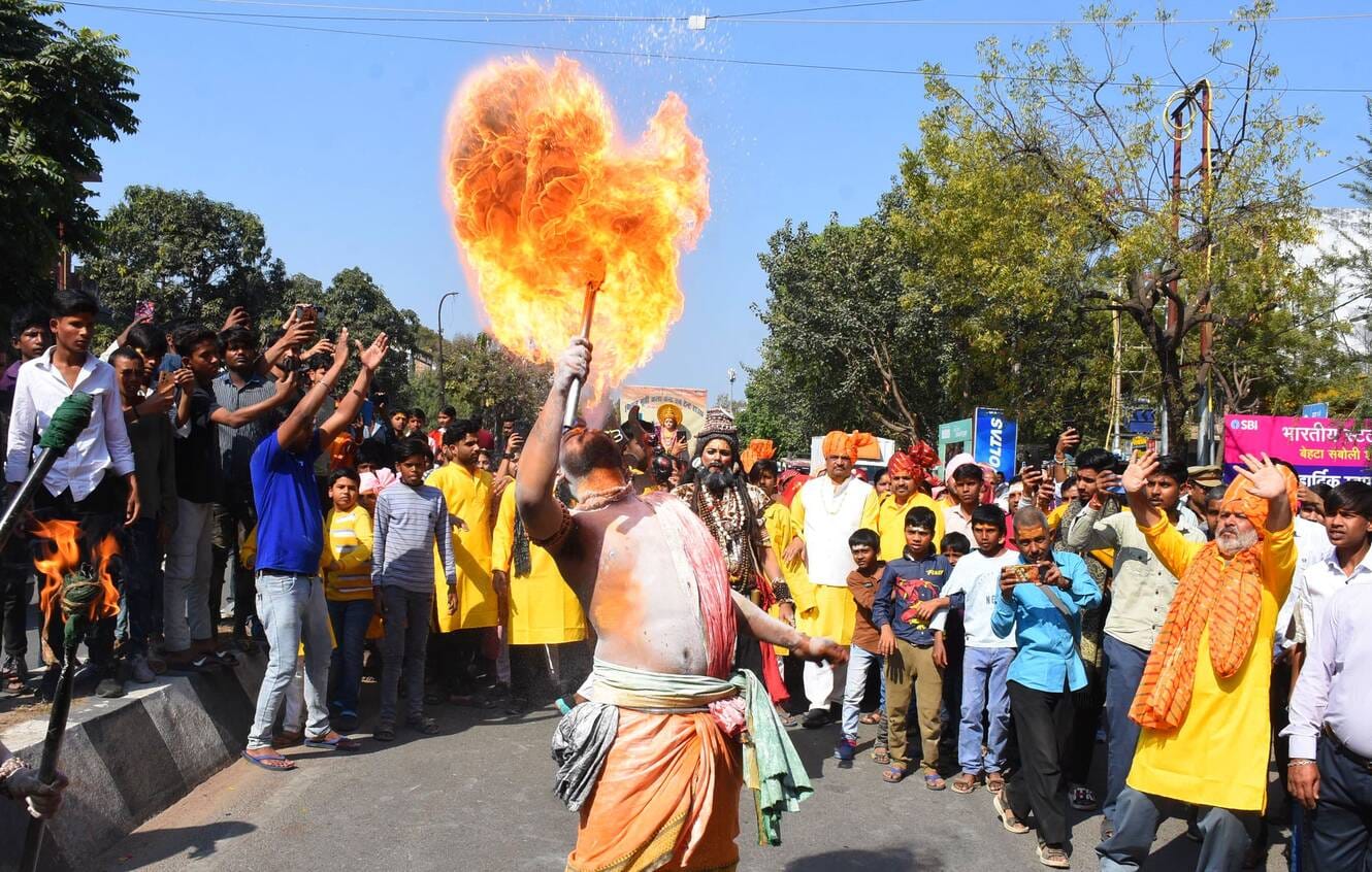 प्रमुख मंदिरों में शनिवार देर रात से ही भोलेनाथ के दर्शन-पूजन के लिए भक्तों की कतारें लग गईं। प्रमुख मंदिरों में शनिवार देर रात से ही भोलेनाथ के दर्शन-पूजन के लिए भक्तों की कतारें लग गईं।