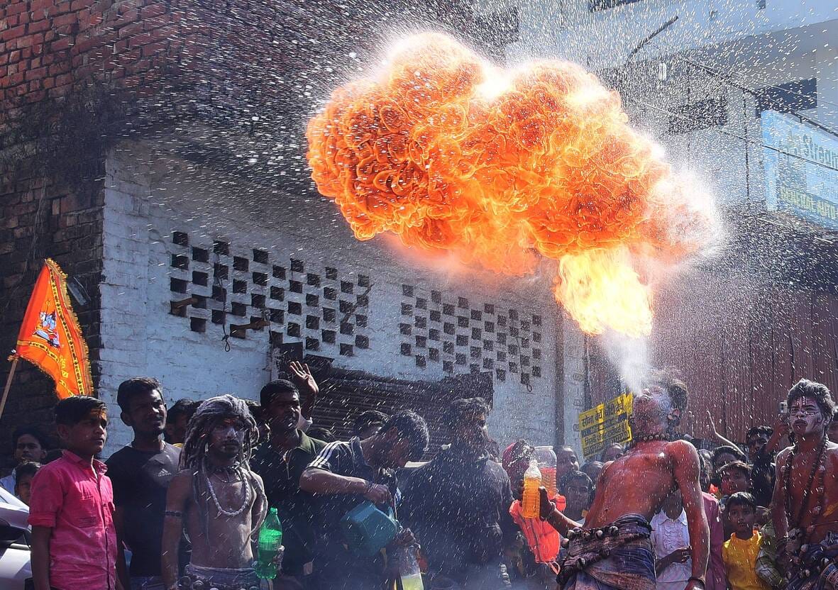 प्रमुख मंदिरों में शनिवार देर रात से ही भोलेनाथ के दर्शन-पूजन के लिए भक्तों की कतारें लग गईं। प्रमुख मंदिरों में शनिवार देर रात से ही भोलेनाथ के दर्शन-पूजन के लिए भक्तों की कतारें लग गईं।