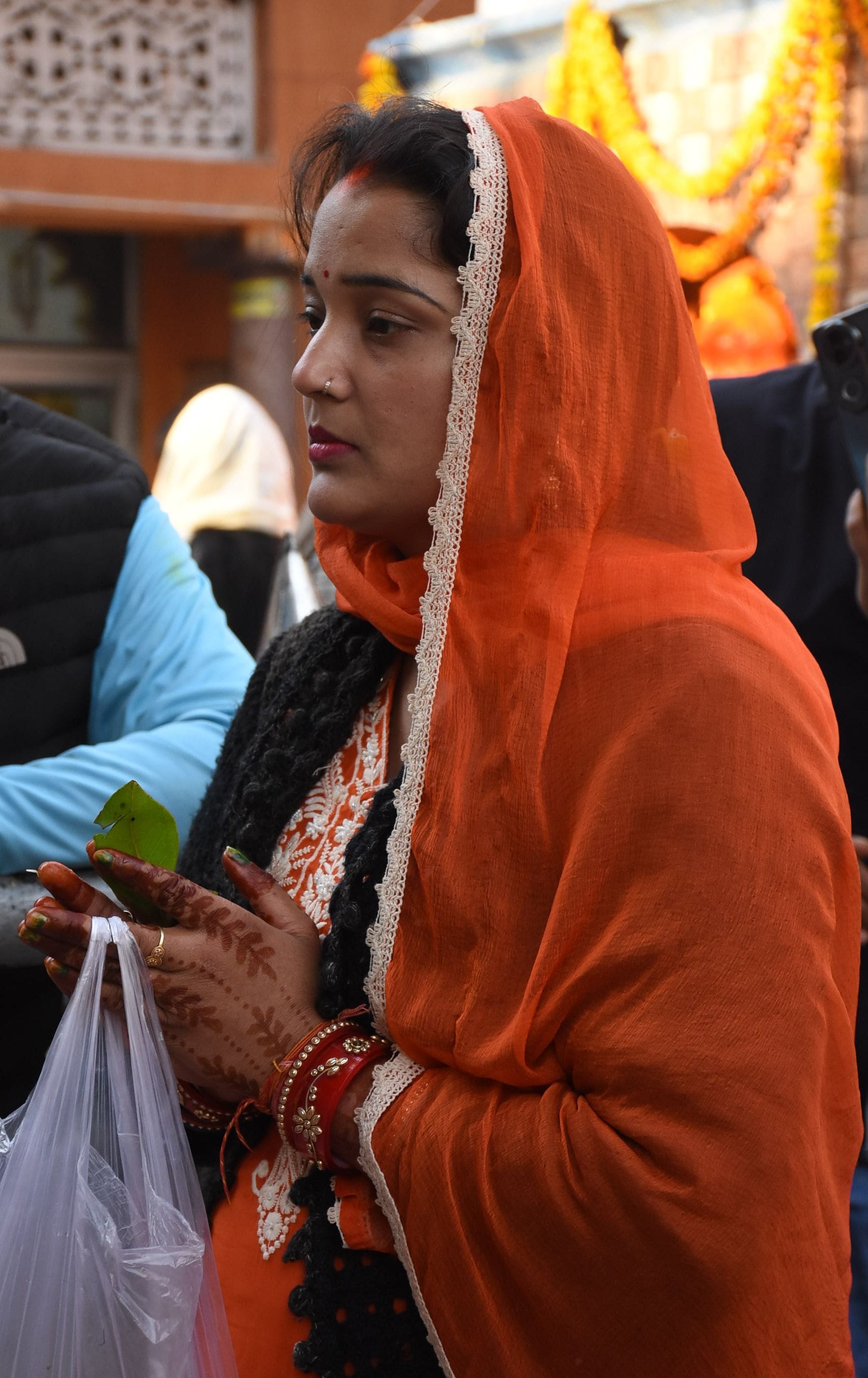 प्रमुख मंदिरों में शनिवार देर रात से ही भोलेनाथ के दर्शन-पूजन के लिए भक्तों की कतारें लग गईं। प्रमुख मंदिरों में शनिवार देर रात से ही भोलेनाथ के दर्शन-पूजन के लिए भक्तों की कतारें लग गईं।