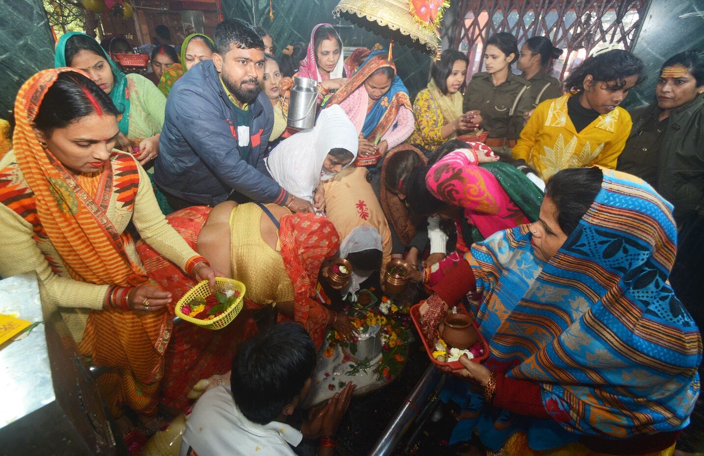 प्रमुख मंदिरों में शनिवार देर रात से ही भोलेनाथ के दर्शन-पूजन के लिए भक्तों की कतारें लग गईं। प्रमुख मंदिरों में शनिवार देर रात से ही भोलेनाथ के दर्शन-पूजन के लिए भक्तों की कतारें लग गईं।