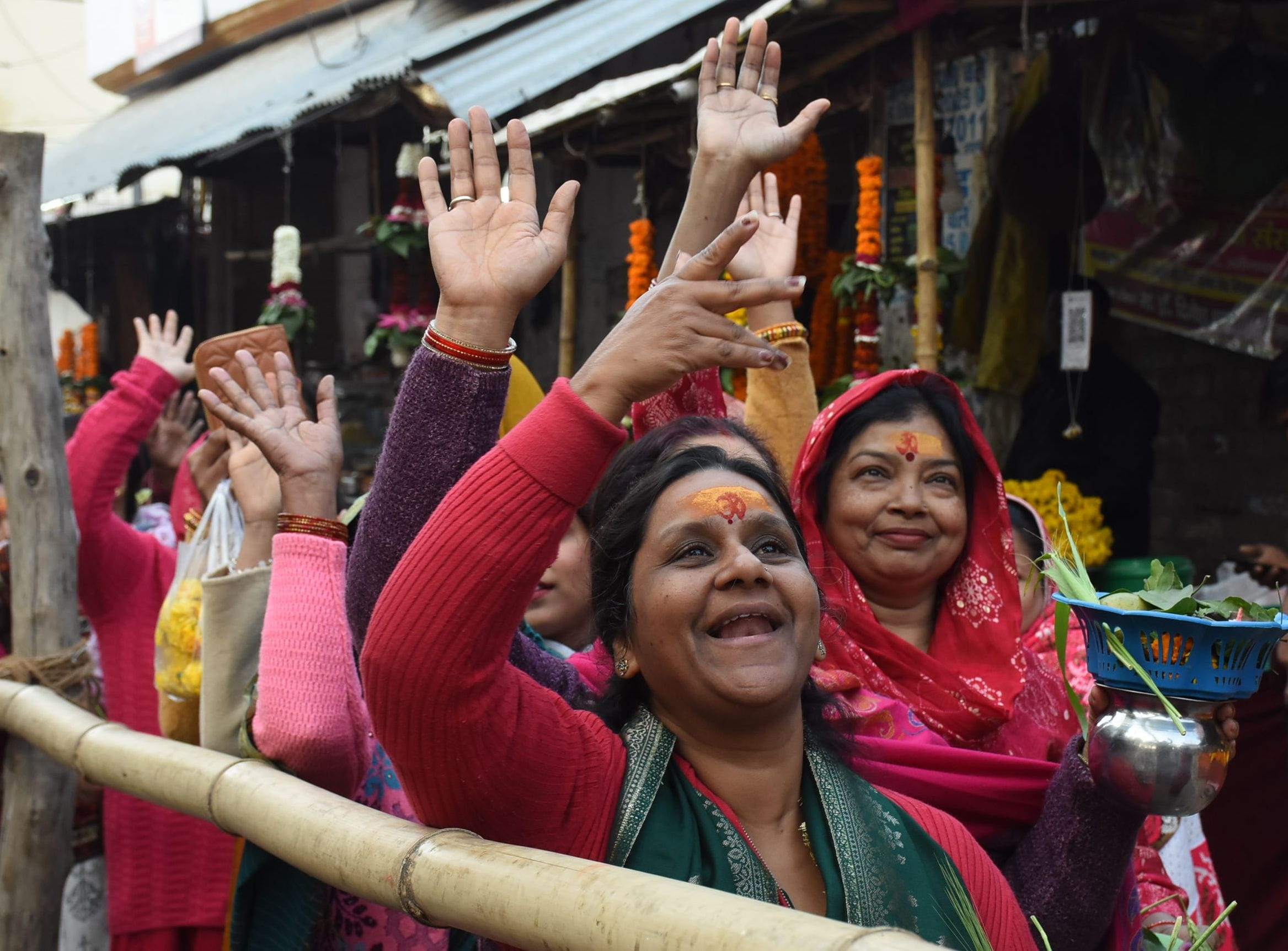 प्रमुख मंदिरों में शनिवार देर रात से ही भोलेनाथ के दर्शन-पूजन के लिए भक्तों की कतारें लग गईं। प्रमुख मंदिरों में शनिवार देर रात से ही भोलेनाथ के दर्शन-पूजन के लिए भक्तों की कतारें लग गईं।