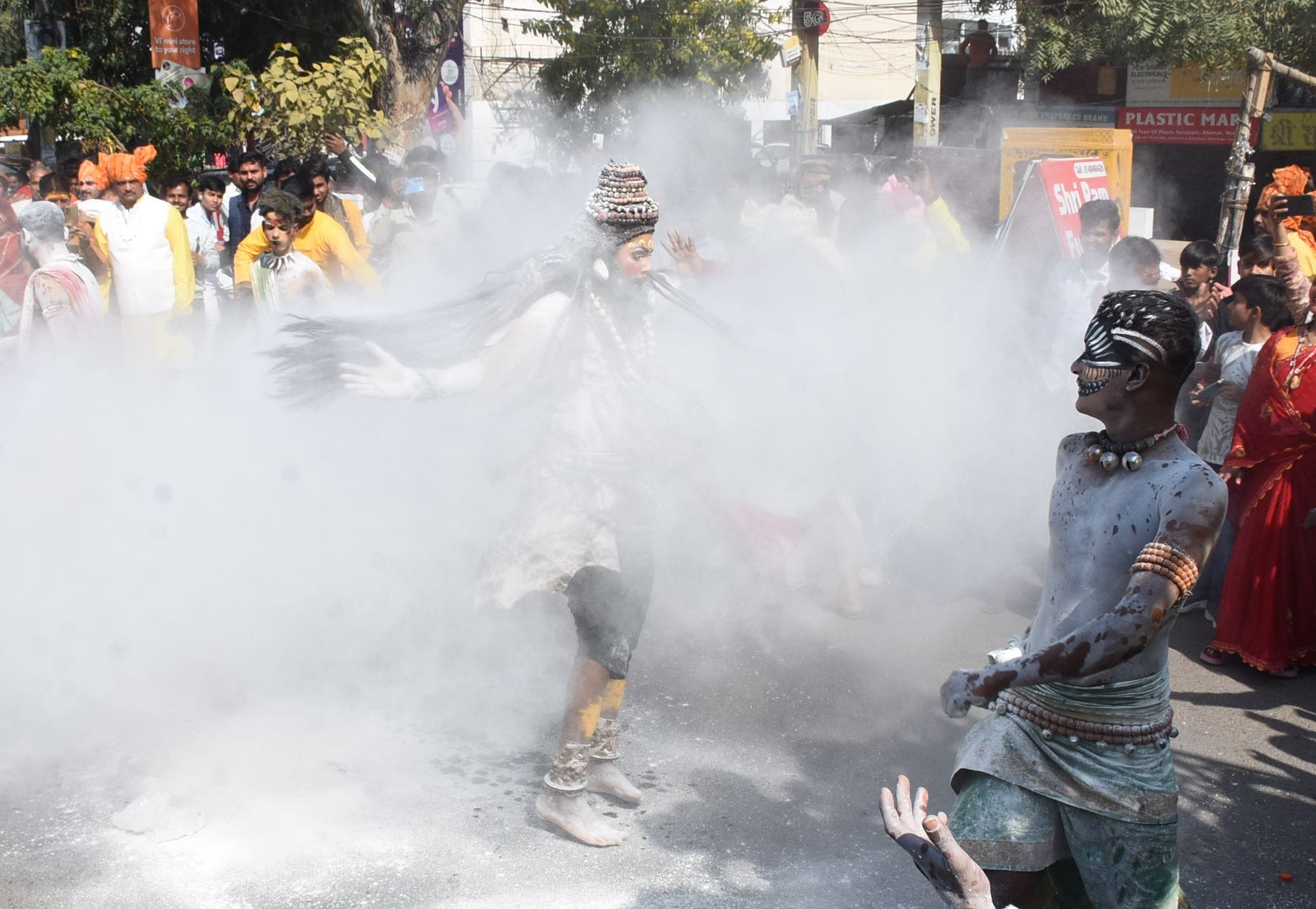 प्रमुख मंदिरों में शनिवार देर रात से ही भोलेनाथ के दर्शन-पूजन के लिए भक्तों की कतारें लग गईं। प्रमुख मंदिरों में शनिवार देर रात से ही भोलेनाथ के दर्शन-पूजन के लिए भक्तों की कतारें लग गईं।