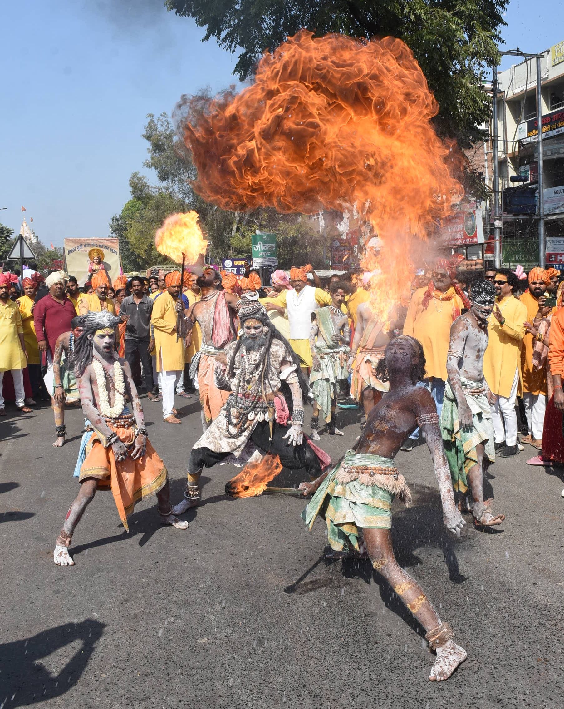 प्रमुख मंदिरों में शनिवार देर रात से ही भोलेनाथ के दर्शन-पूजन के लिए भक्तों की कतारें लग गईं। प्रमुख मंदिरों में शनिवार देर रात से ही भोलेनाथ के दर्शन-पूजन के लिए भक्तों की कतारें लग गईं।