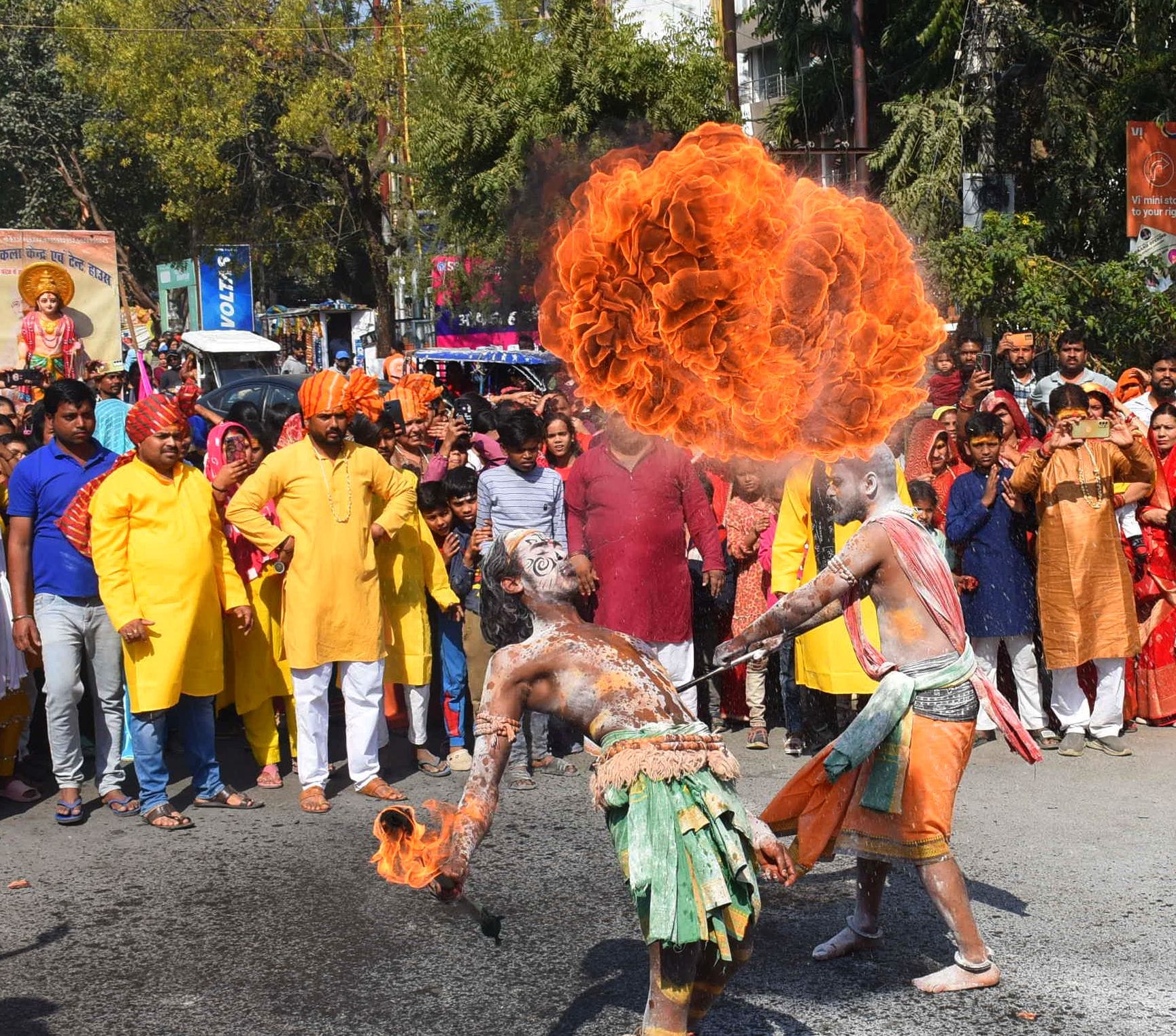 प्रमुख मंदिरों में शनिवार देर रात से ही भोलेनाथ के दर्शन-पूजन के लिए भक्तों की कतारें लग गईं। प्रमुख मंदिरों में शनिवार देर रात से ही भोलेनाथ के दर्शन-पूजन के लिए भक्तों की कतारें लग गईं।