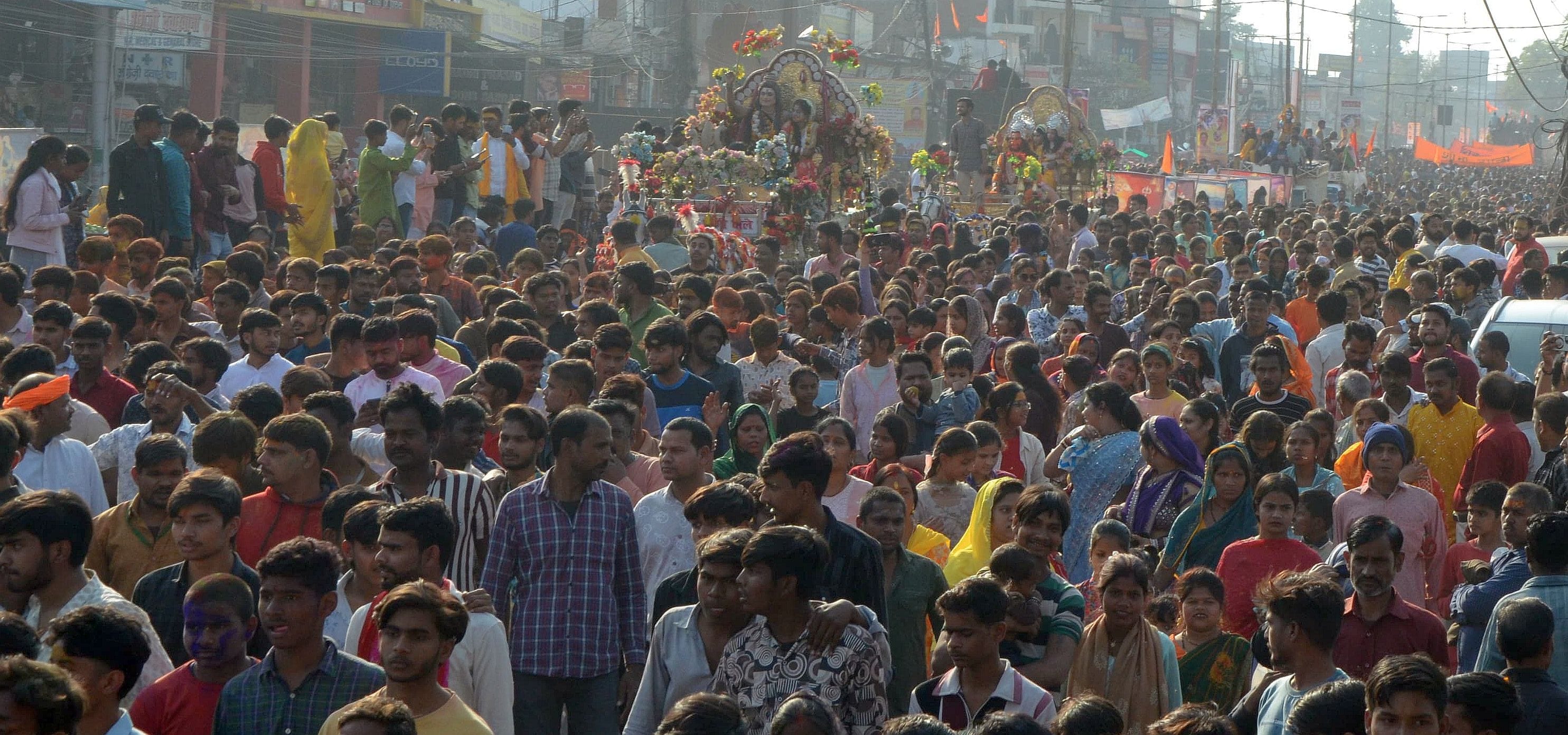 प्रमुख मंदिरों में शनिवार देर रात से ही भोलेनाथ के दर्शन-पूजन के लिए भक्तों की कतारें लग गईं। प्रमुख मंदिरों में शनिवार देर रात से ही भोलेनाथ के दर्शन-पूजन के लिए भक्तों की कतारें लग गईं।
