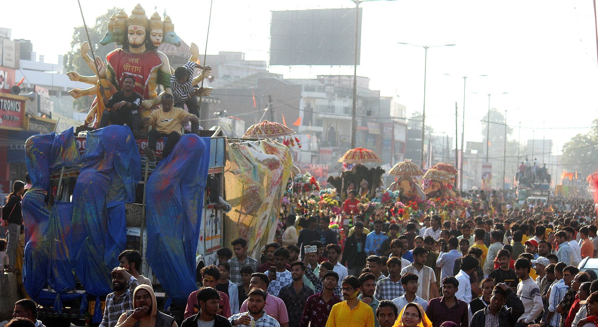 प्रमुख मंदिरों में शनिवार देर रात से ही भोलेनाथ के दर्शन-पूजन के लिए भक्तों की कतारें लग गईं। प्रमुख मंदिरों में शनिवार देर रात से ही भोलेनाथ के दर्शन-पूजन के लिए भक्तों की कतारें लग गईं।