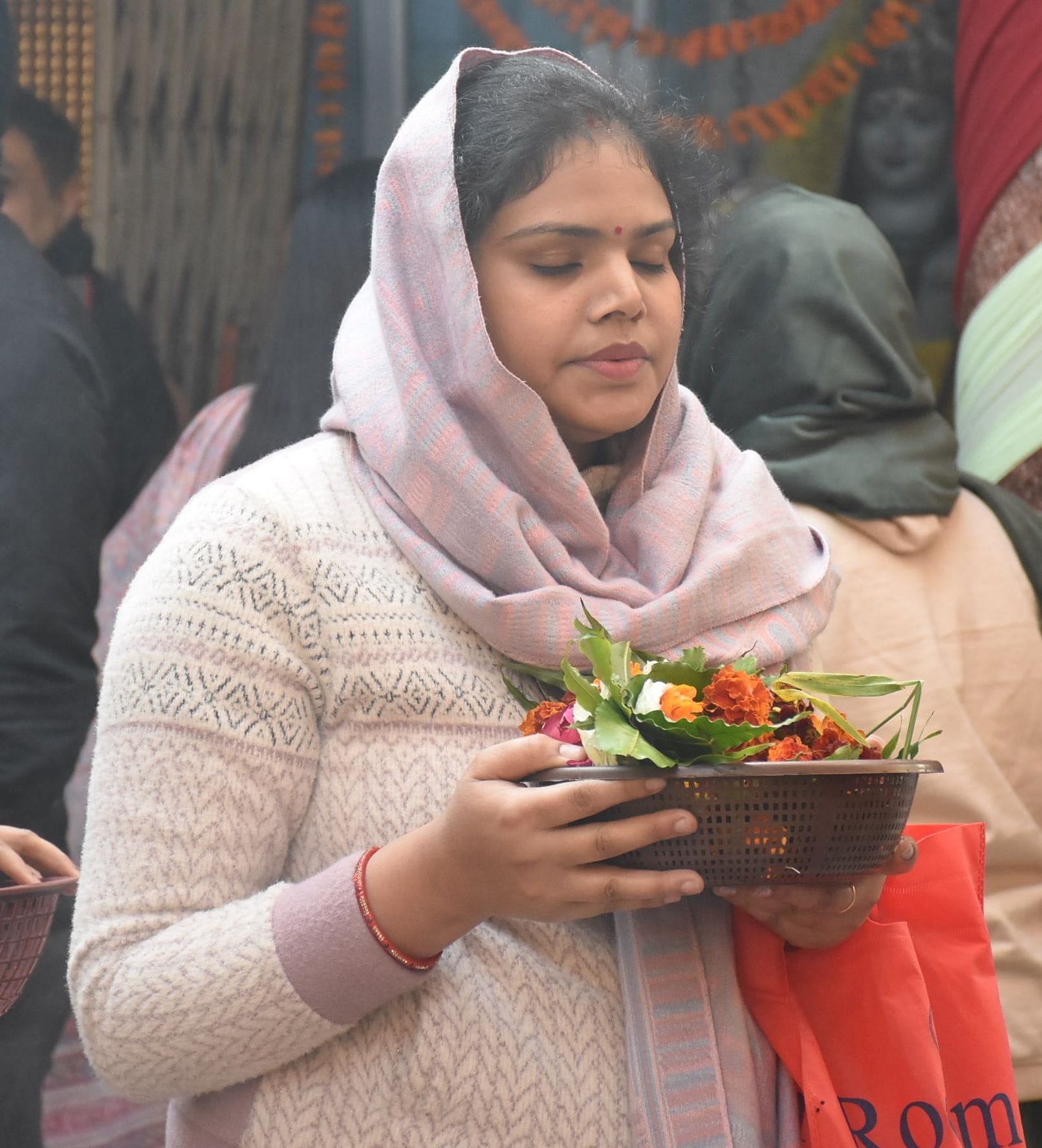 प्रमुख मंदिरों में शनिवार देर रात से ही भोलेनाथ के दर्शन-पूजन के लिए भक्तों की कतारें लग गईं। प्रमुख मंदिरों में शनिवार देर रात से ही भोलेनाथ के दर्शन-पूजन के लिए भक्तों की कतारें लग गईं।