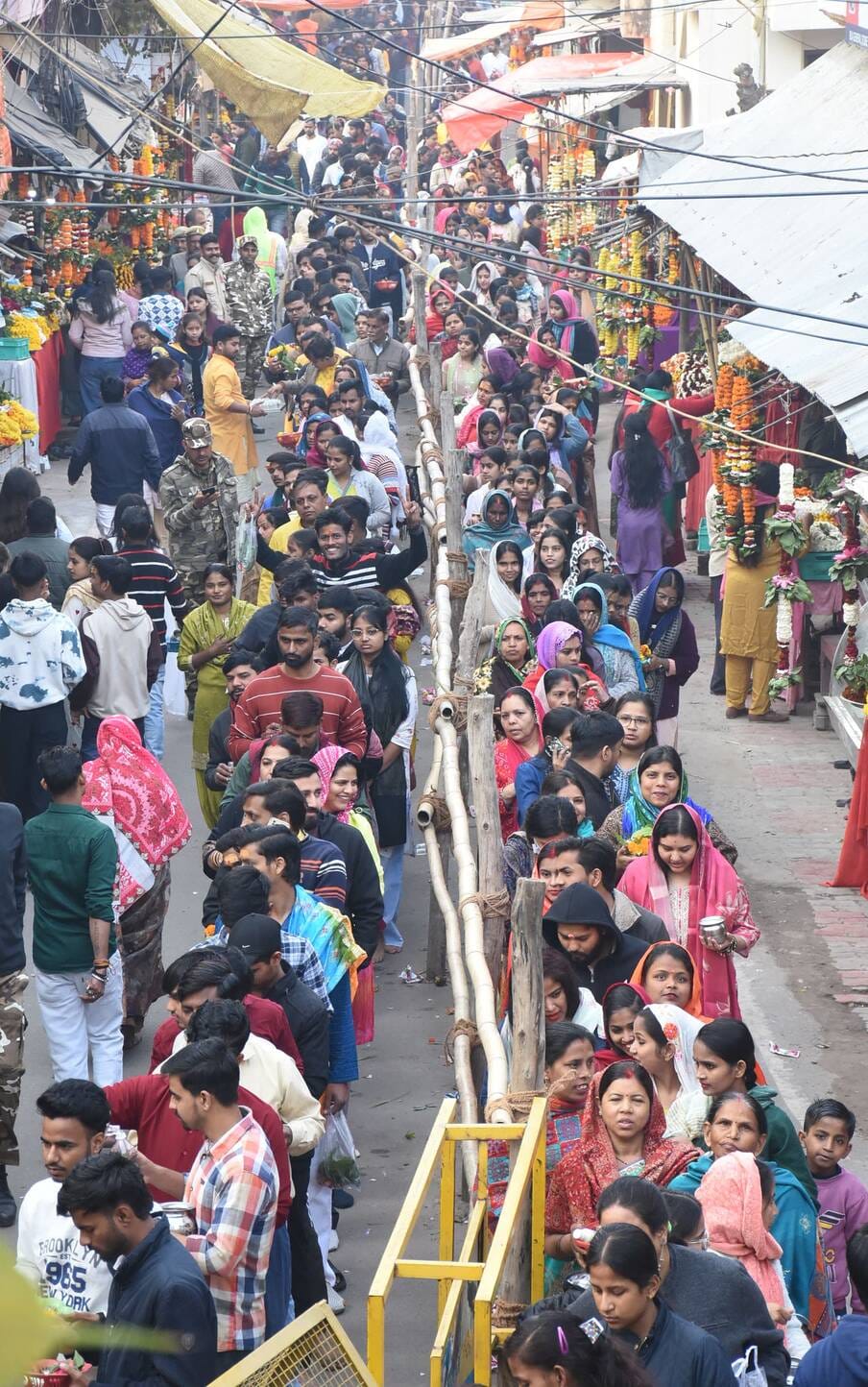 प्रमुख मंदिरों में शनिवार देर रात से ही भोलेनाथ के दर्शन-पूजन के लिए भक्तों की कतारें लग गईं। प्रमुख मंदिरों में शनिवार देर रात से ही भोलेनाथ के दर्शन-पूजन के लिए भक्तों की कतारें लग गईं।