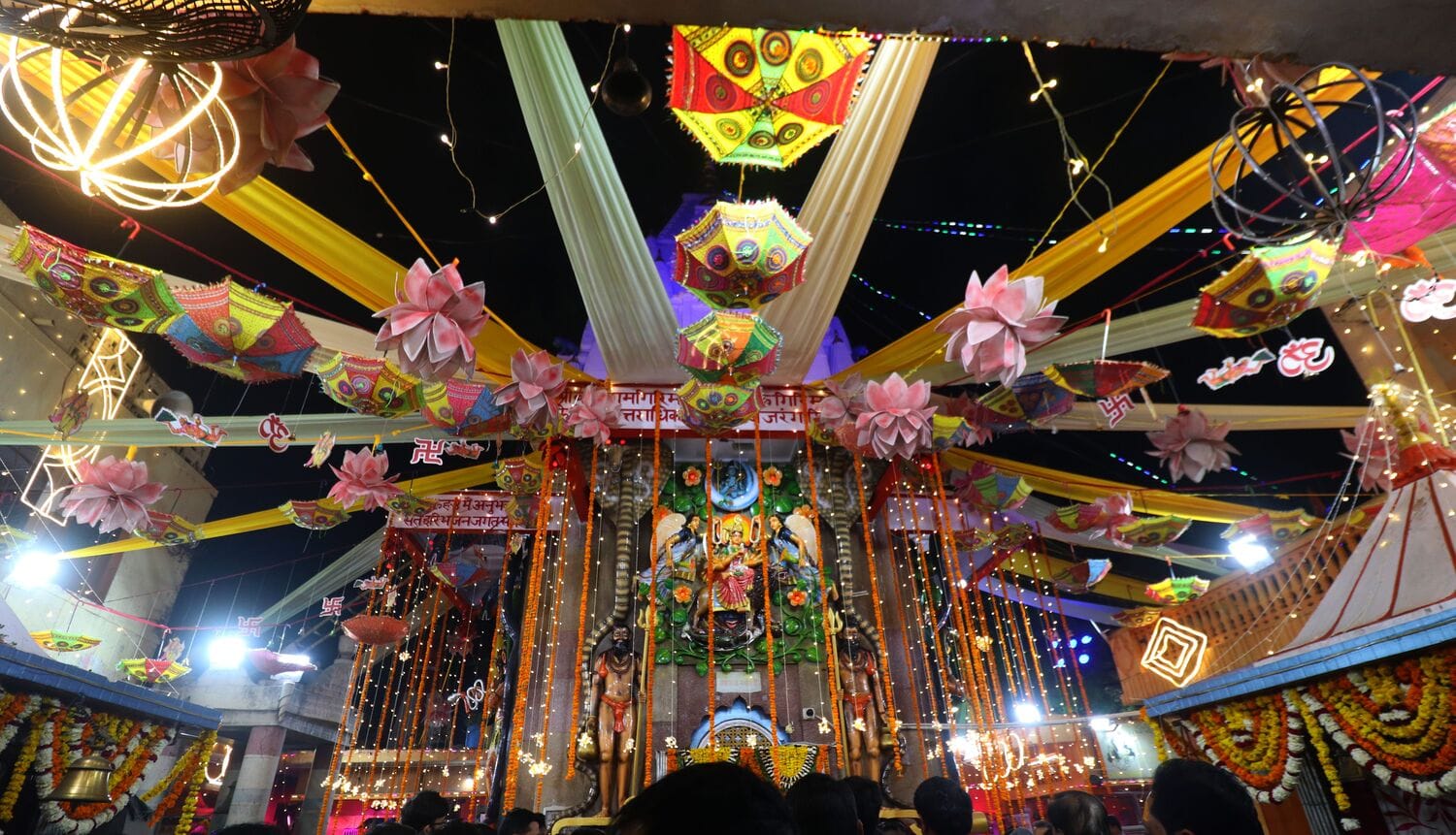 प्रमुख मंदिरों में शनिवार देर रात से ही भोलेनाथ के दर्शन-पूजन के लिए भक्तों की कतारें लग गईं। प्रमुख मंदिरों में शनिवार देर रात से ही भोलेनाथ के दर्शन-पूजन के लिए भक्तों की कतारें लग गईं।