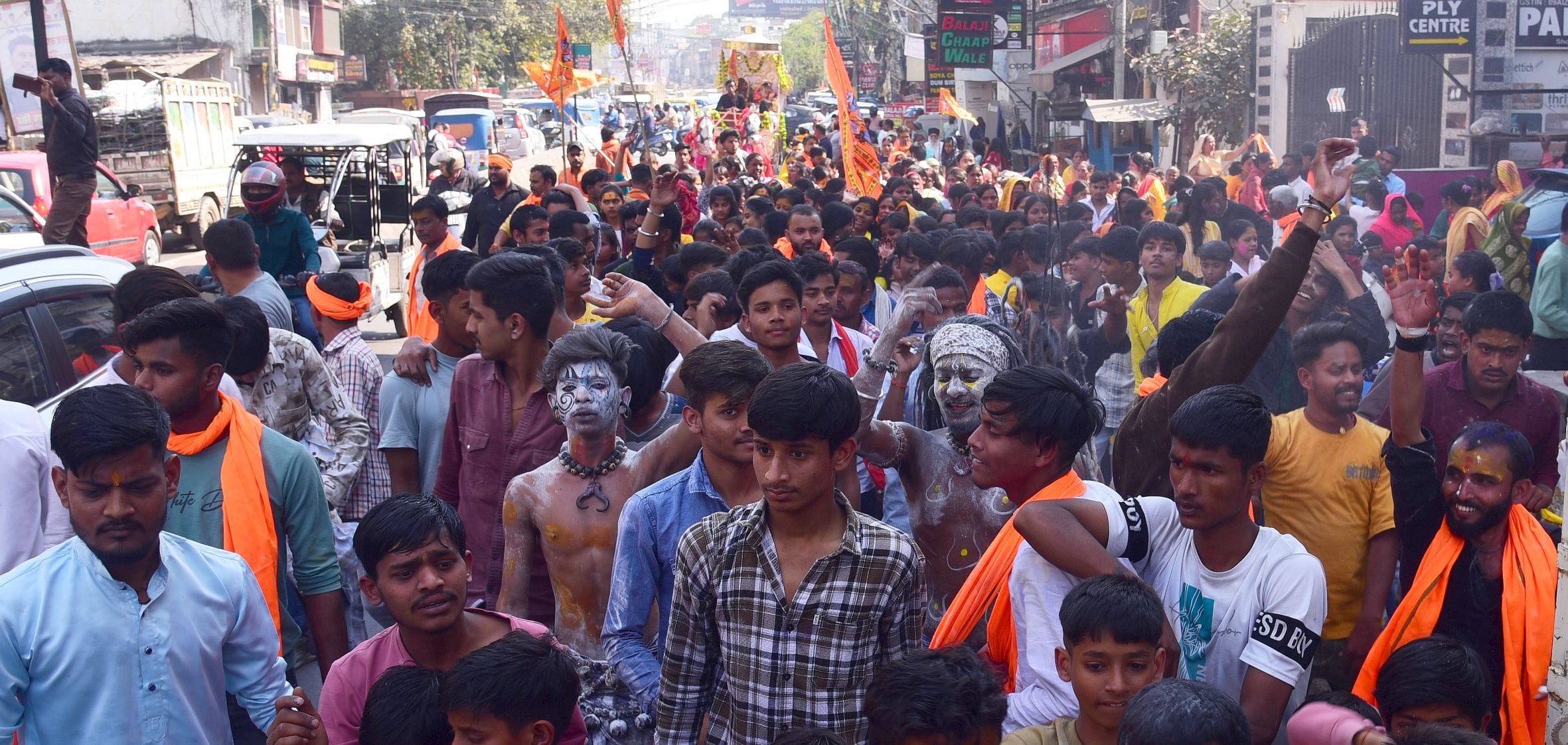 प्रमुख मंदिरों में शनिवार देर रात से ही भोलेनाथ के दर्शन-पूजन के लिए भक्तों की कतारें लग गईं। प्रमुख मंदिरों में शनिवार देर रात से ही भोलेनाथ के दर्शन-पूजन के लिए भक्तों की कतारें लग गईं।