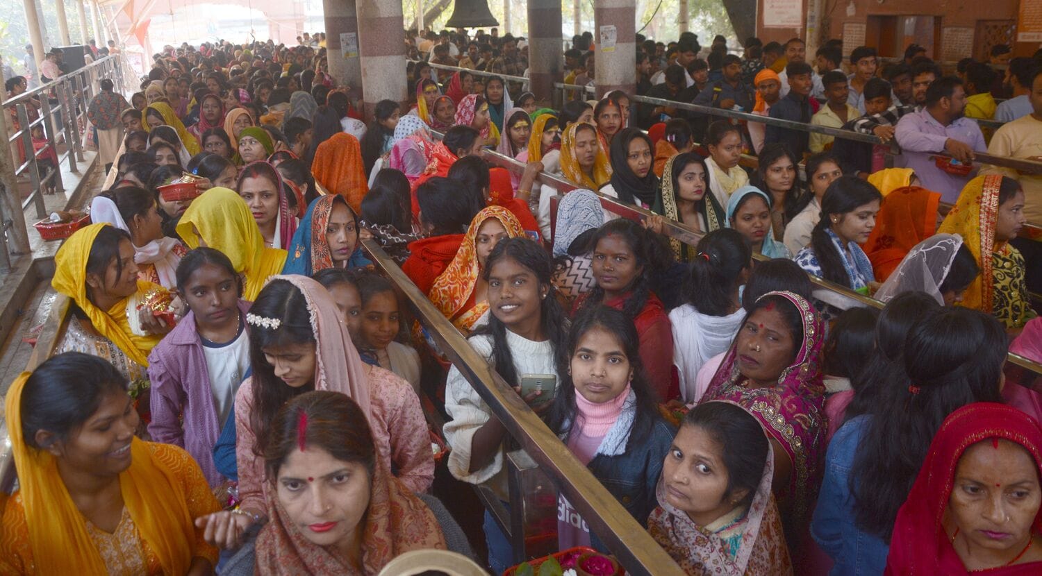 प्रमुख मंदिरों में शनिवार देर रात से ही भोलेनाथ के दर्शन-पूजन के लिए भक्तों की कतारें लग गईं। प्रमुख मंदिरों में शनिवार देर रात से ही भोलेनाथ के दर्शन-पूजन के लिए भक्तों की कतारें लग गईं।
