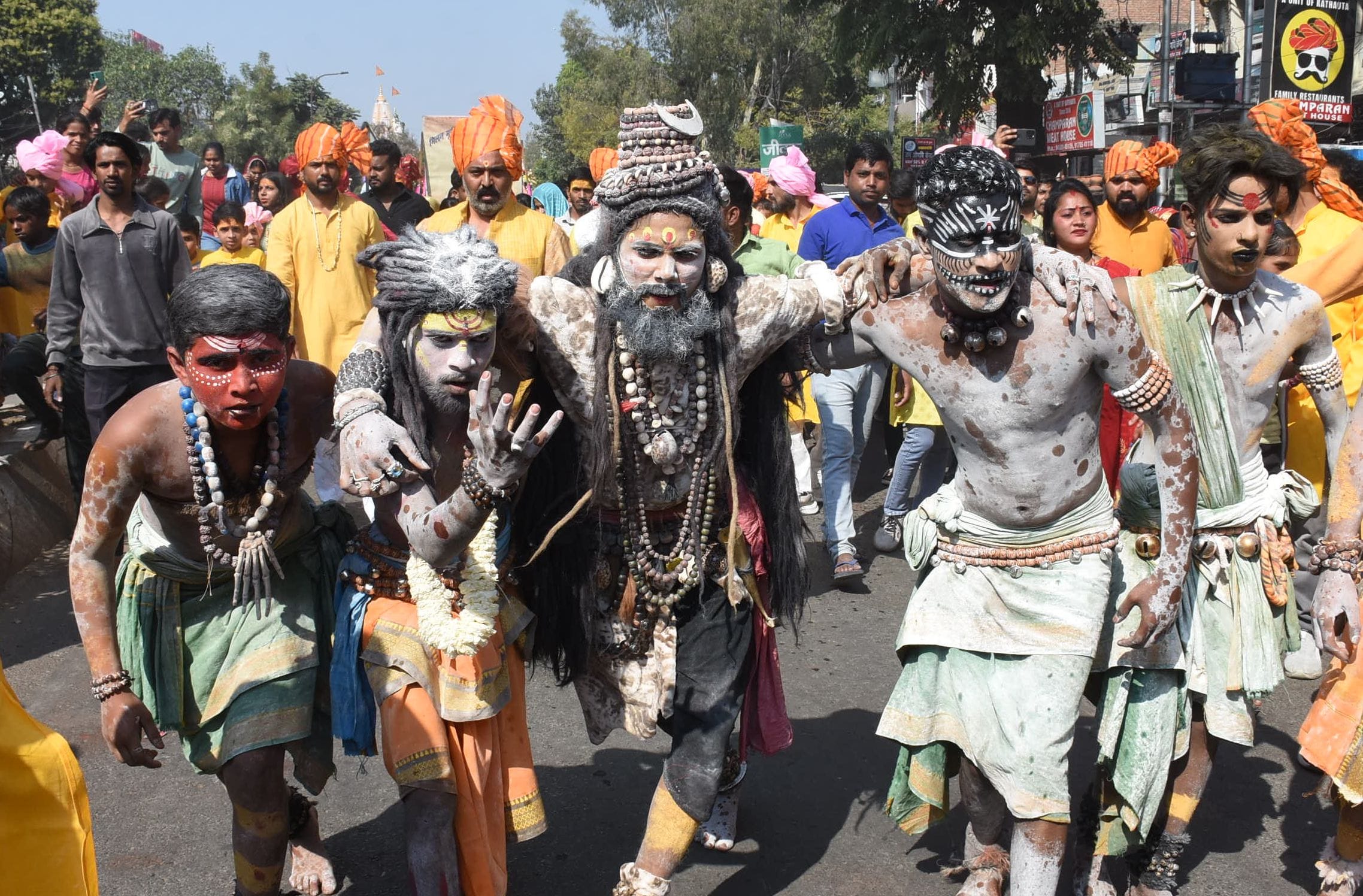 प्रमुख मंदिरों में शनिवार देर रात से ही भोलेनाथ के दर्शन-पूजन के लिए भक्तों की कतारें लग गईं। प्रमुख मंदिरों में शनिवार देर रात से ही भोलेनाथ के दर्शन-पूजन के लिए भक्तों की कतारें लग गईं।