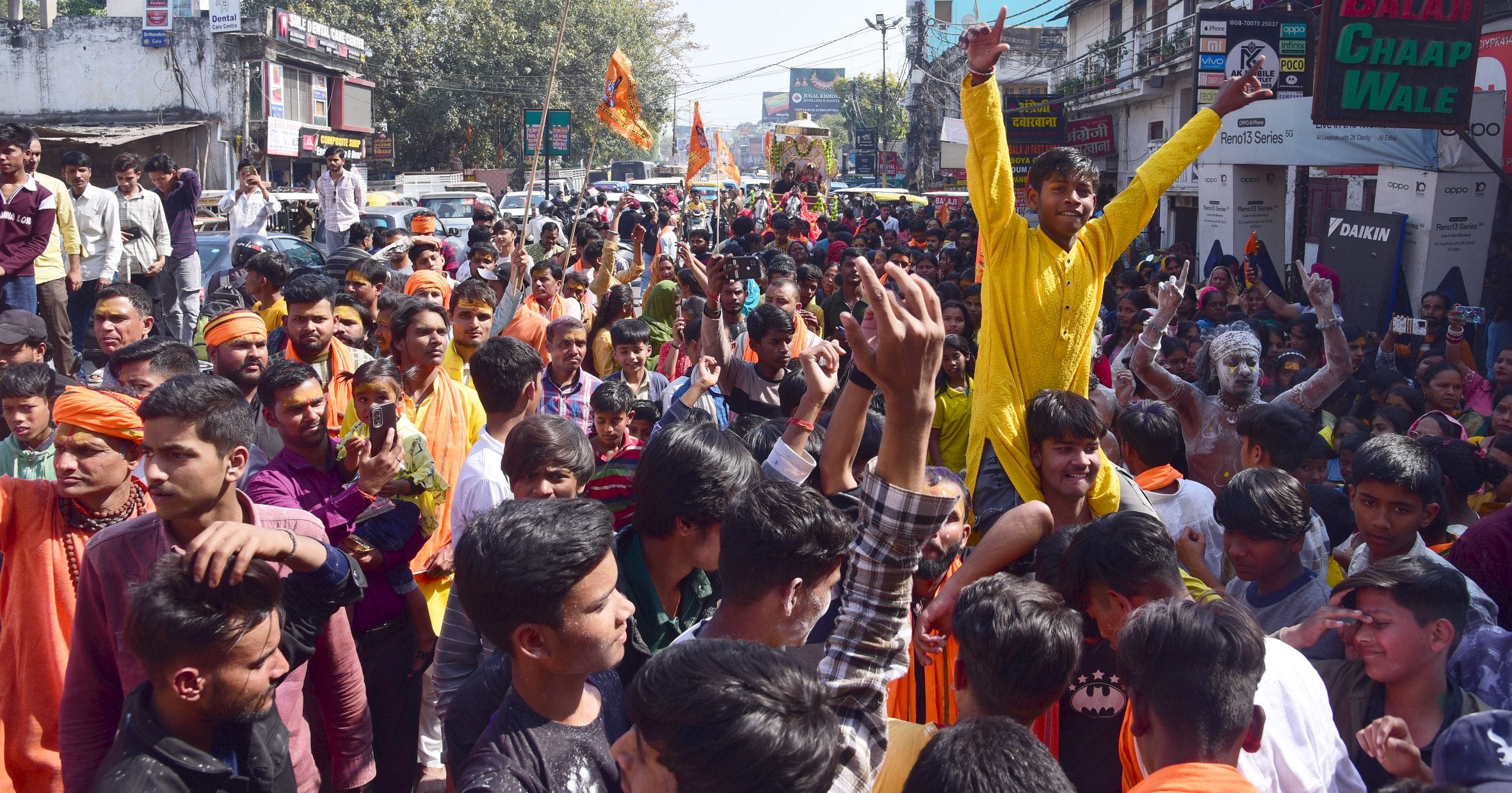 प्रमुख मंदिरों में शनिवार देर रात से ही भोलेनाथ के दर्शन-पूजन के लिए भक्तों की कतारें लग गईं। प्रमुख मंदिरों में शनिवार देर रात से ही भोलेनाथ के दर्शन-पूजन के लिए भक्तों की कतारें लग गईं।