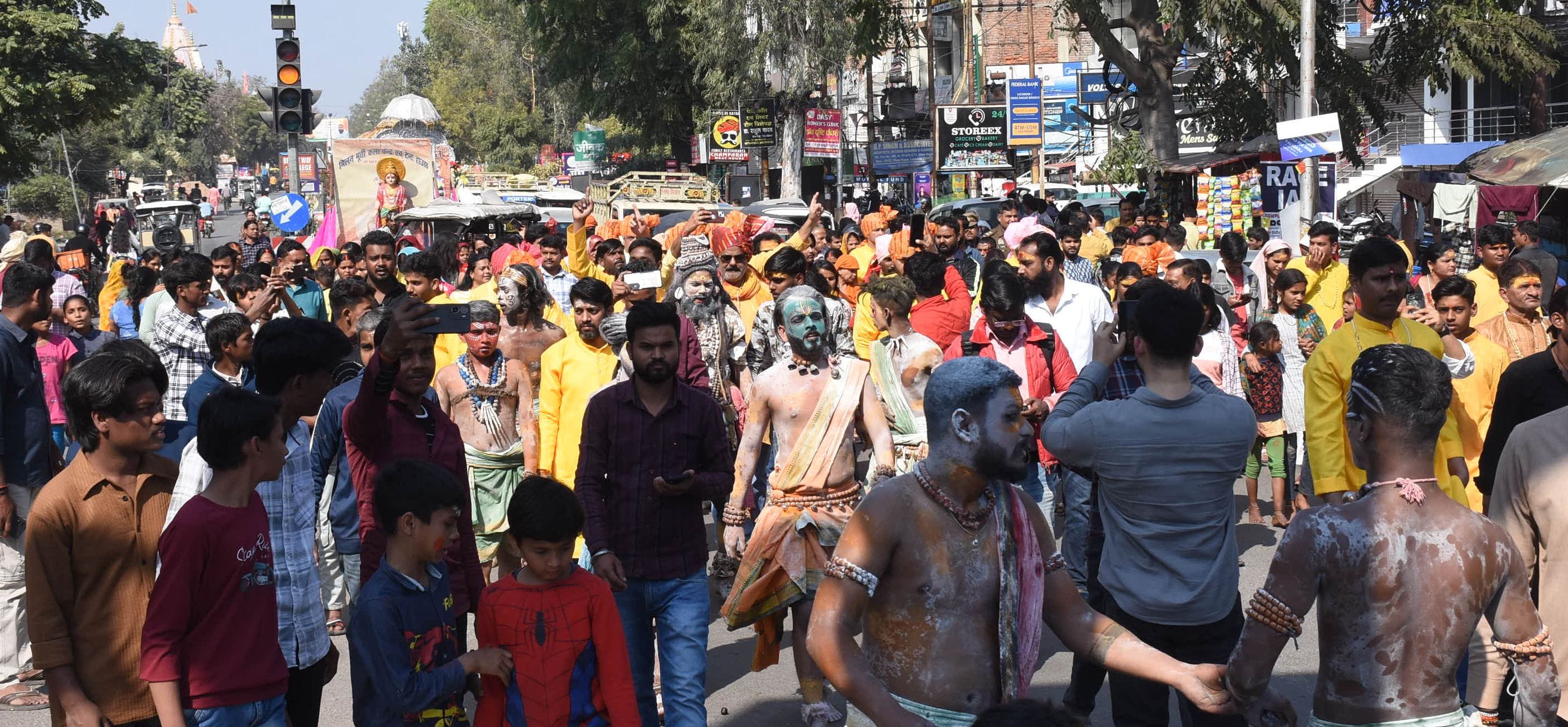 प्रमुख मंदिरों में शनिवार देर रात से ही भोलेनाथ के दर्शन-पूजन के लिए भक्तों की कतारें लग गईं। प्रमुख मंदिरों में शनिवार देर रात से ही भोलेनाथ के दर्शन-पूजन के लिए भक्तों की कतारें लग गईं।