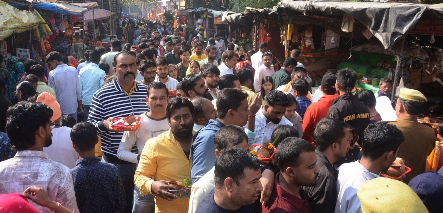 प्रमुख मंदिरों में शनिवार देर रात से ही भोलेनाथ के दर्शन-पूजन के लिए भक्तों की कतारें लग गईं। प्रमुख मंदिरों में शनिवार देर रात से ही भोलेनाथ के दर्शन-पूजन के लिए भक्तों की कतारें लग गईं।