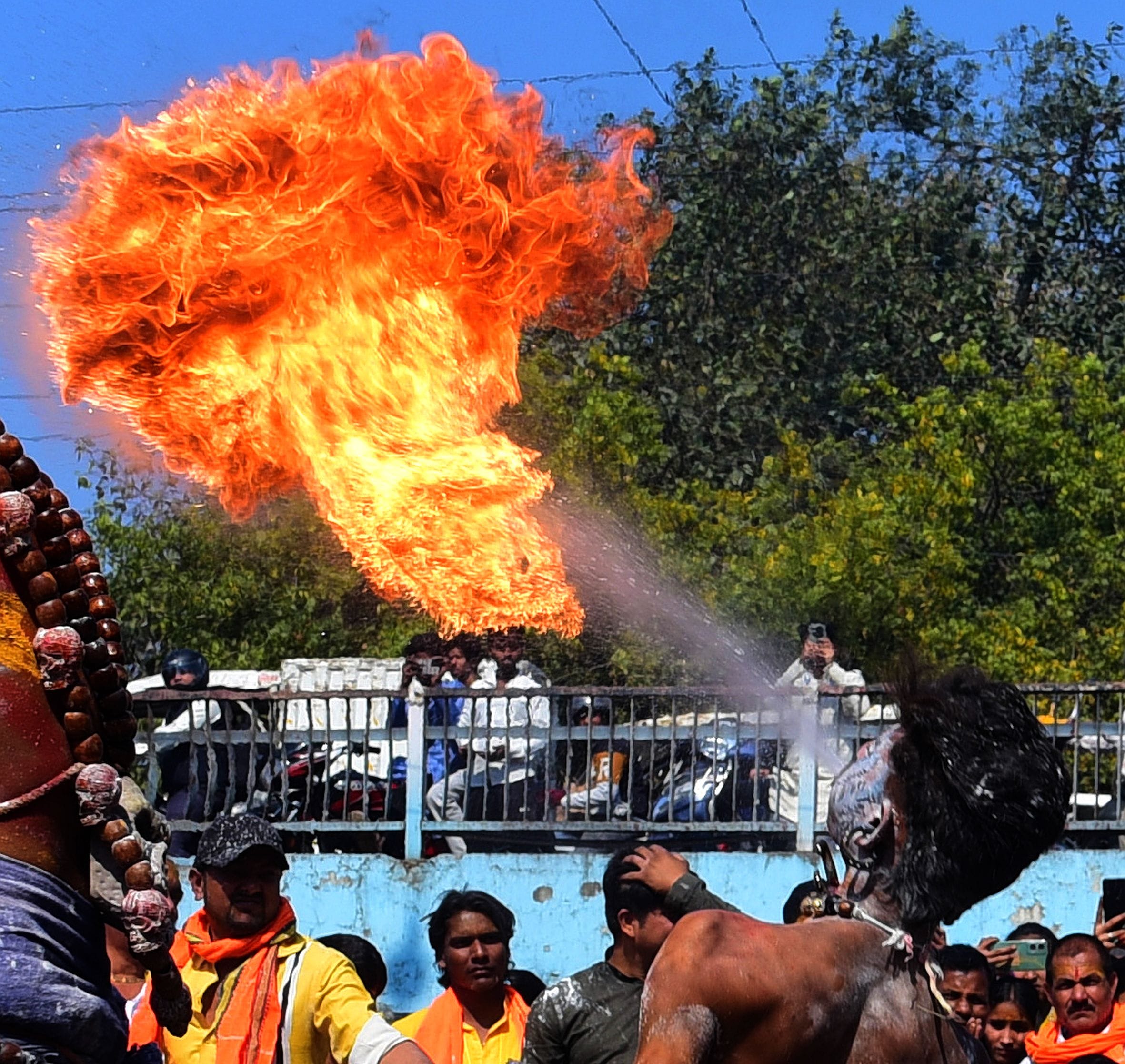 प्रमुख मंदिरों में शनिवार देर रात से ही भोलेनाथ के दर्शन-पूजन के लिए भक्तों की कतारें लग गईं। प्रमुख मंदिरों में शनिवार देर रात से ही भोलेनाथ के दर्शन-पूजन के लिए भक्तों की कतारें लग गईं।