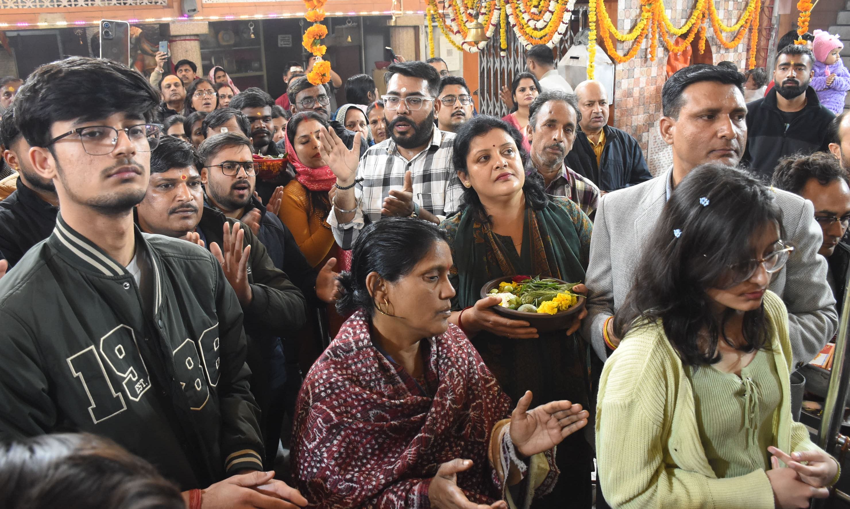 प्रमुख मंदिरों में शनिवार देर रात से ही भोलेनाथ के दर्शन-पूजन के लिए भक्तों की कतारें लग गईं। प्रमुख मंदिरों में शनिवार देर रात से ही भोलेनाथ के दर्शन-पूजन के लिए भक्तों की कतारें लग गईं।