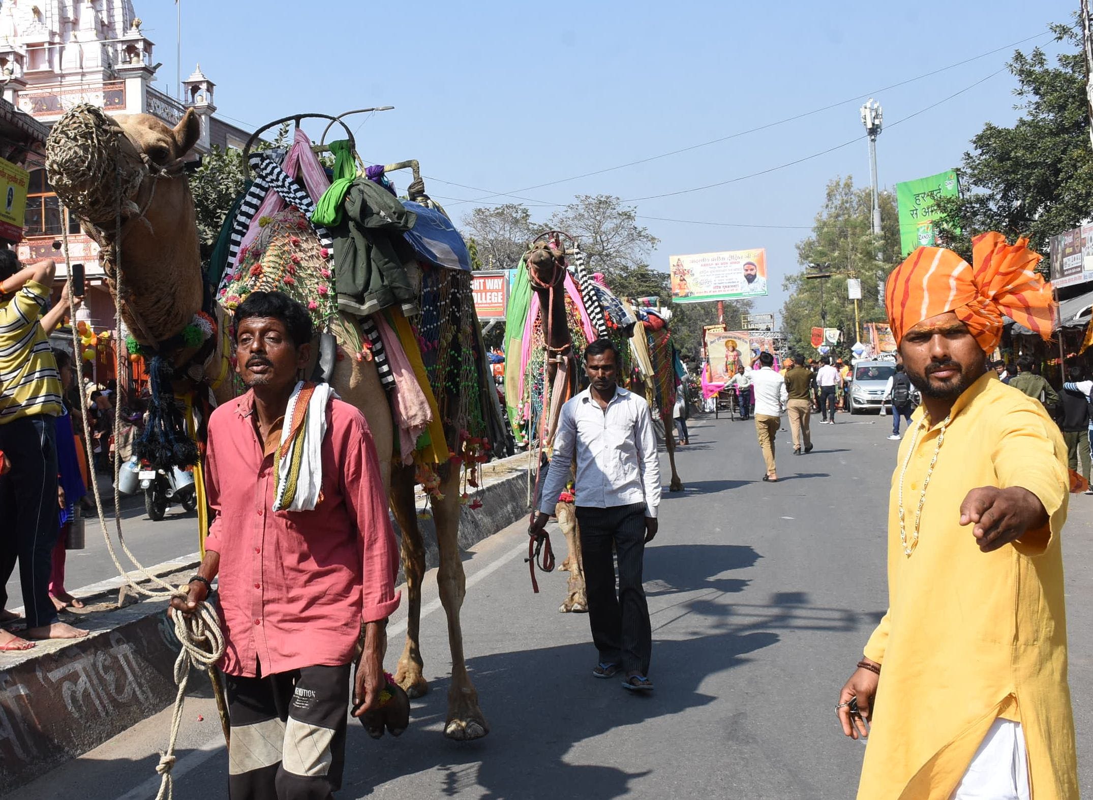 प्रमुख मंदिरों में शनिवार देर रात से ही भोलेनाथ के दर्शन-पूजन के लिए भक्तों की कतारें लग गईं। प्रमुख मंदिरों में शनिवार देर रात से ही भोलेनाथ के दर्शन-पूजन के लिए भक्तों की कतारें लग गईं।