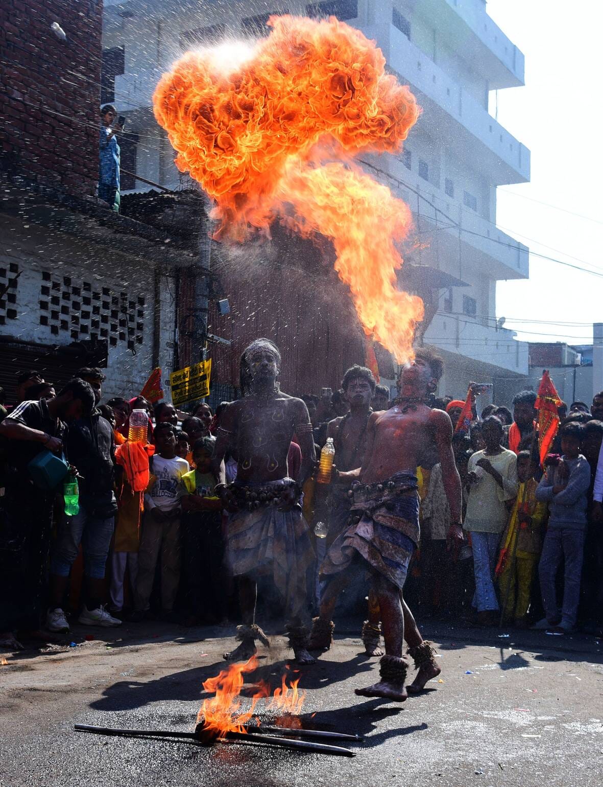प्रमुख मंदिरों में शनिवार देर रात से ही भोलेनाथ के दर्शन-पूजन के लिए भक्तों की कतारें लग गईं। प्रमुख मंदिरों में शनिवार देर रात से ही भोलेनाथ के दर्शन-पूजन के लिए भक्तों की कतारें लग गईं।
