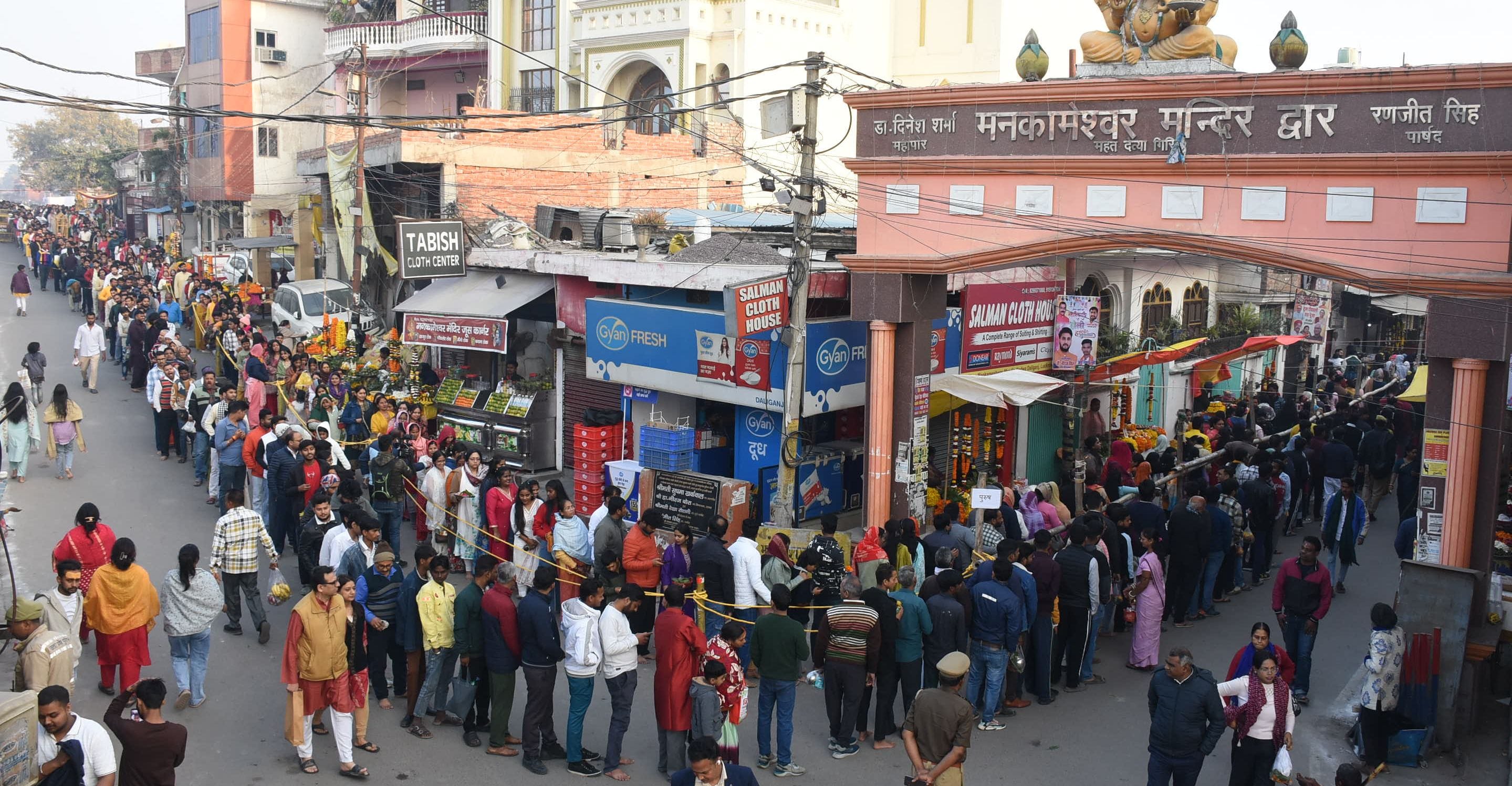 प्रमुख मंदिरों में शनिवार देर रात से ही भोलेनाथ के दर्शन-पूजन के लिए भक्तों की कतारें लग गईं। प्रमुख मंदिरों में शनिवार देर रात से ही भोलेनाथ के दर्शन-पूजन के लिए भक्तों की कतारें लग गईं।