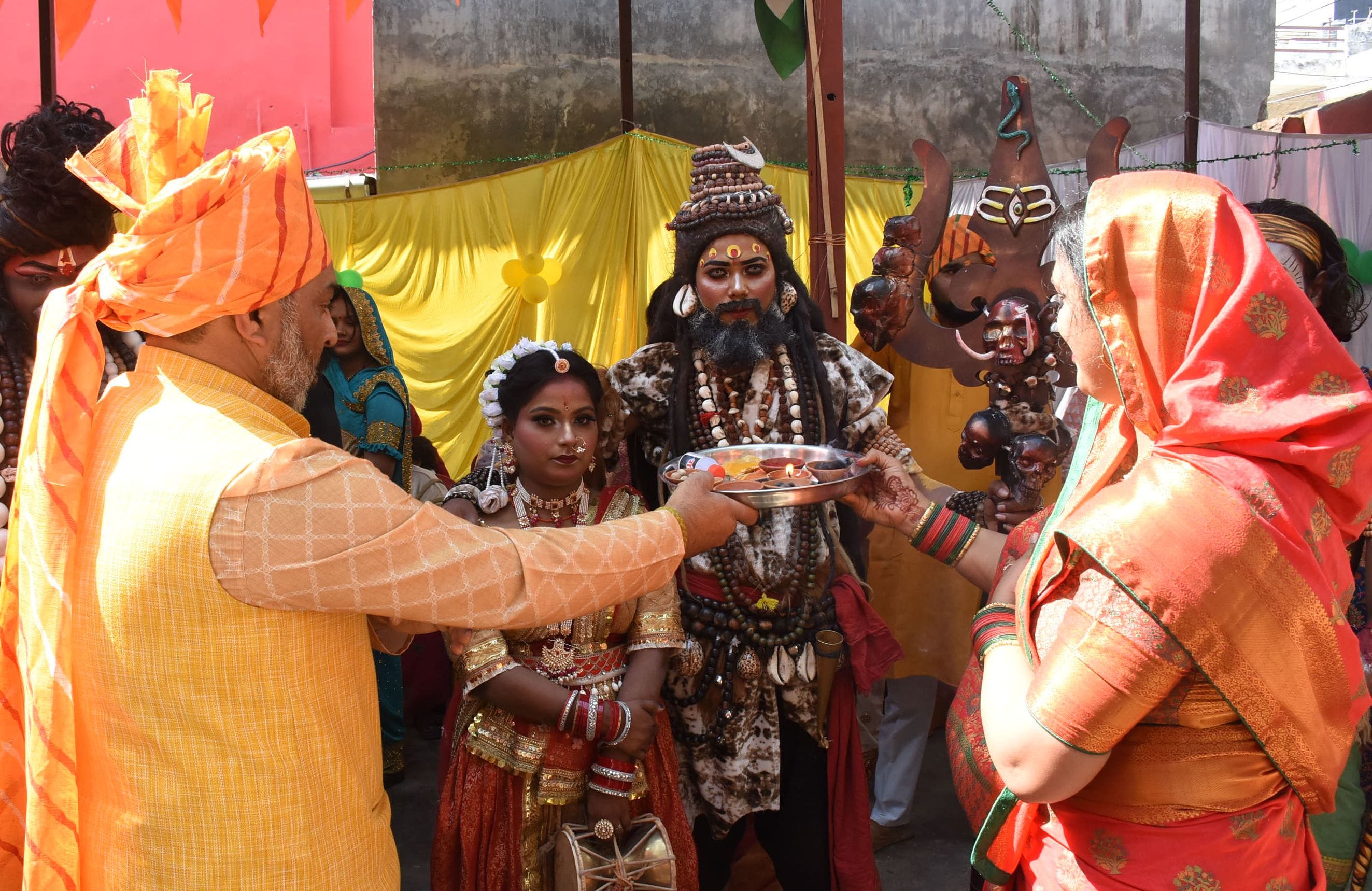 प्रमुख मंदिरों में शनिवार देर रात से ही भोलेनाथ के दर्शन-पूजन के लिए भक्तों की कतारें लग गईं। प्रमुख मंदिरों में शनिवार देर रात से ही भोलेनाथ के दर्शन-पूजन के लिए भक्तों की कतारें लग गईं।