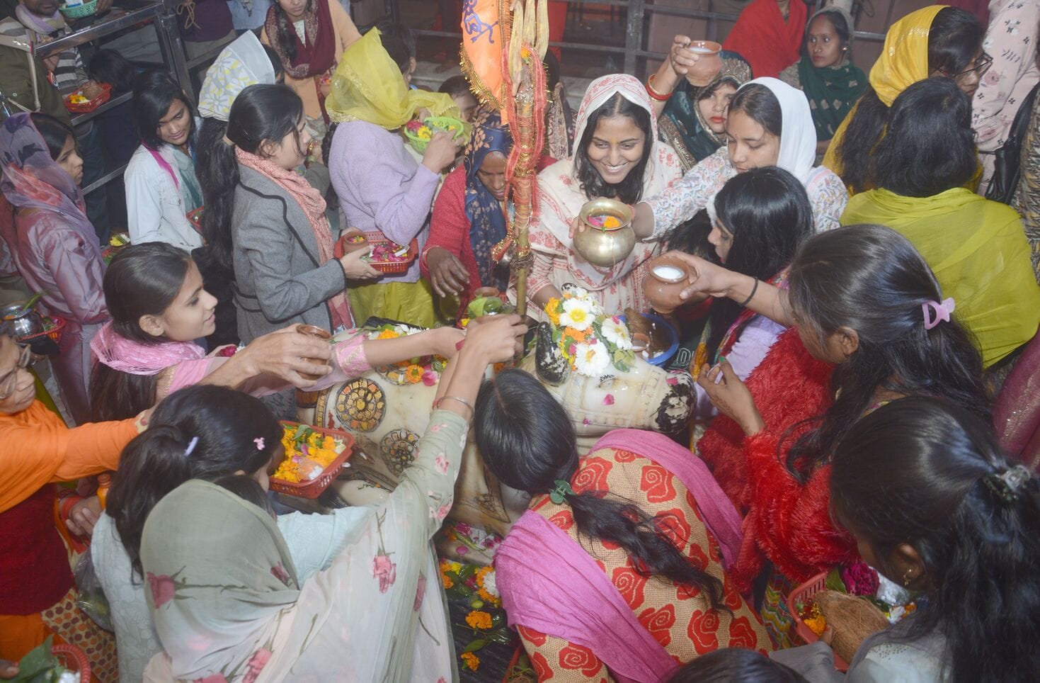 प्रमुख मंदिरों में शनिवार देर रात से ही भोलेनाथ के दर्शन-पूजन के लिए भक्तों की कतारें लग गईं। प्रमुख मंदिरों में शनिवार देर रात से ही भोलेनाथ के दर्शन-पूजन के लिए भक्तों की कतारें लग गईं।