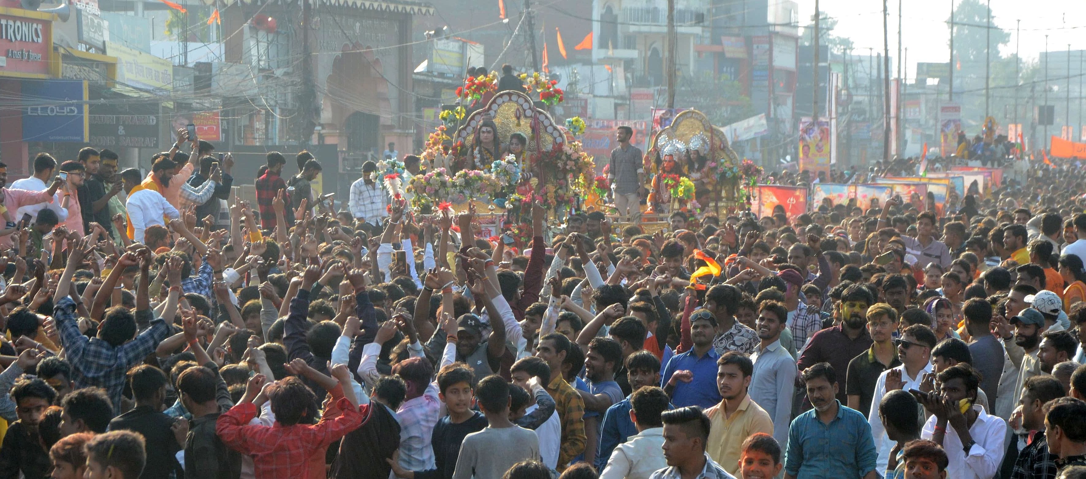 प्रमुख मंदिरों में शनिवार देर रात से ही भोलेनाथ के दर्शन-पूजन के लिए भक्तों की कतारें लग गईं। प्रमुख मंदिरों में शनिवार देर रात से ही भोलेनाथ के दर्शन-पूजन के लिए भक्तों की कतारें लग गईं।