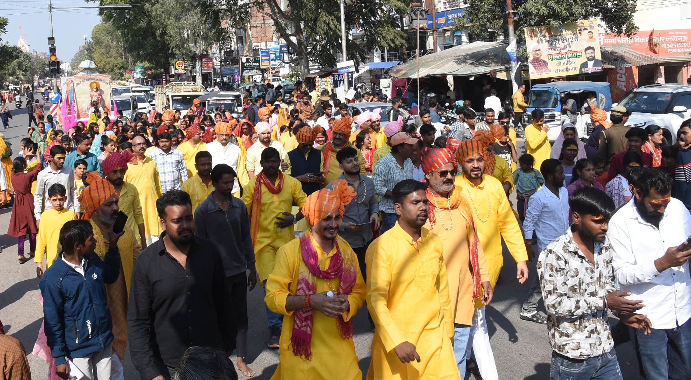प्रमुख मंदिरों में शनिवार देर रात से ही भोलेनाथ के दर्शन-पूजन के लिए भक्तों की कतारें लग गईं। प्रमुख मंदिरों में शनिवार देर रात से ही भोलेनाथ के दर्शन-पूजन के लिए भक्तों की कतारें लग गईं।