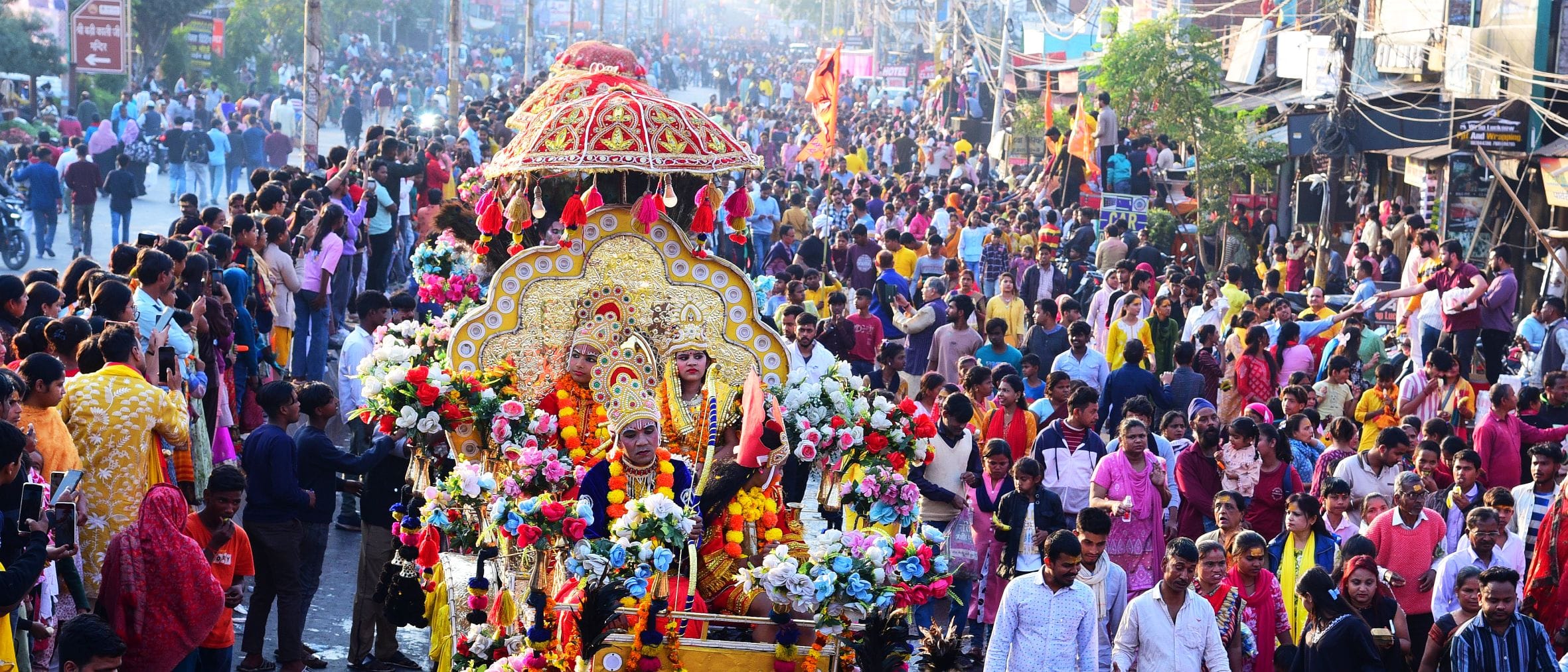 प्रमुख मंदिरों में शनिवार देर रात से ही भोलेनाथ के दर्शन-पूजन के लिए भक्तों की कतारें लग गईं। प्रमुख मंदिरों में शनिवार देर रात से ही भोलेनाथ के दर्शन-पूजन के लिए भक्तों की कतारें लग गईं।