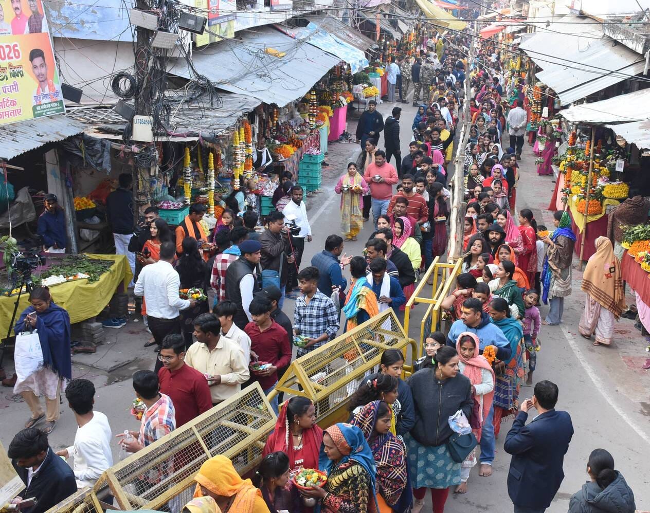 प्रमुख मंदिरों में शनिवार देर रात से ही भोलेनाथ के दर्शन-पूजन के लिए भक्तों की कतारें लग गईं। प्रमुख मंदिरों में शनिवार देर रात से ही भोलेनाथ के दर्शन-पूजन के लिए भक्तों की कतारें लग गईं।