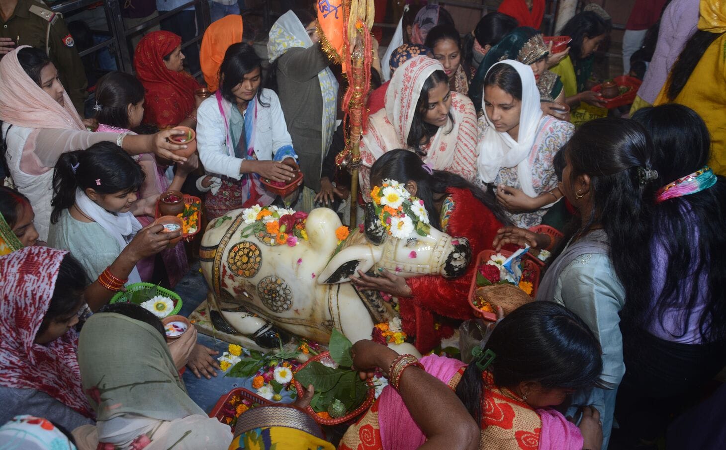 प्रमुख मंदिरों में शनिवार देर रात से ही भोलेनाथ के दर्शन-पूजन के लिए भक्तों की कतारें लग गईं। प्रमुख मंदिरों में शनिवार देर रात से ही भोलेनाथ के दर्शन-पूजन के लिए भक्तों की कतारें लग गईं।
