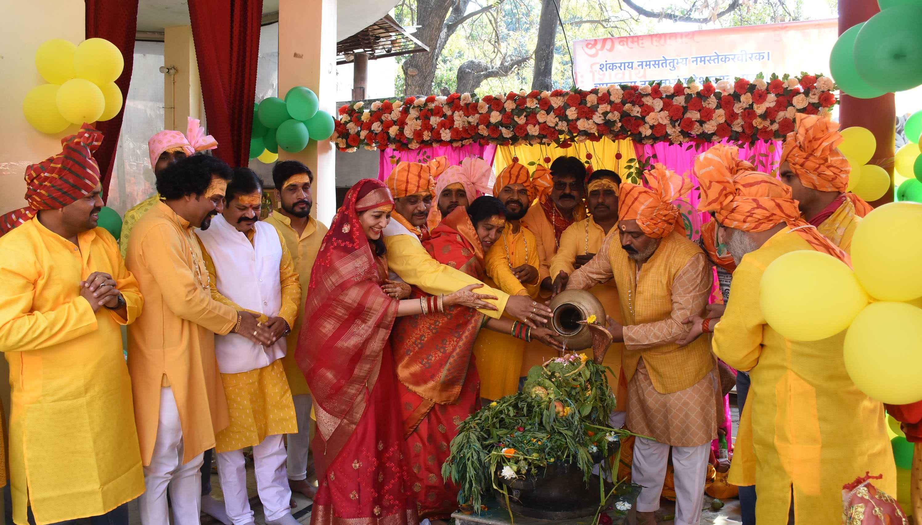 प्रमुख मंदिरों में शनिवार देर रात से ही भोलेनाथ के दर्शन-पूजन के लिए भक्तों की कतारें लग गईं। प्रमुख मंदिरों में शनिवार देर रात से ही भोलेनाथ के दर्शन-पूजन के लिए भक्तों की कतारें लग गईं।