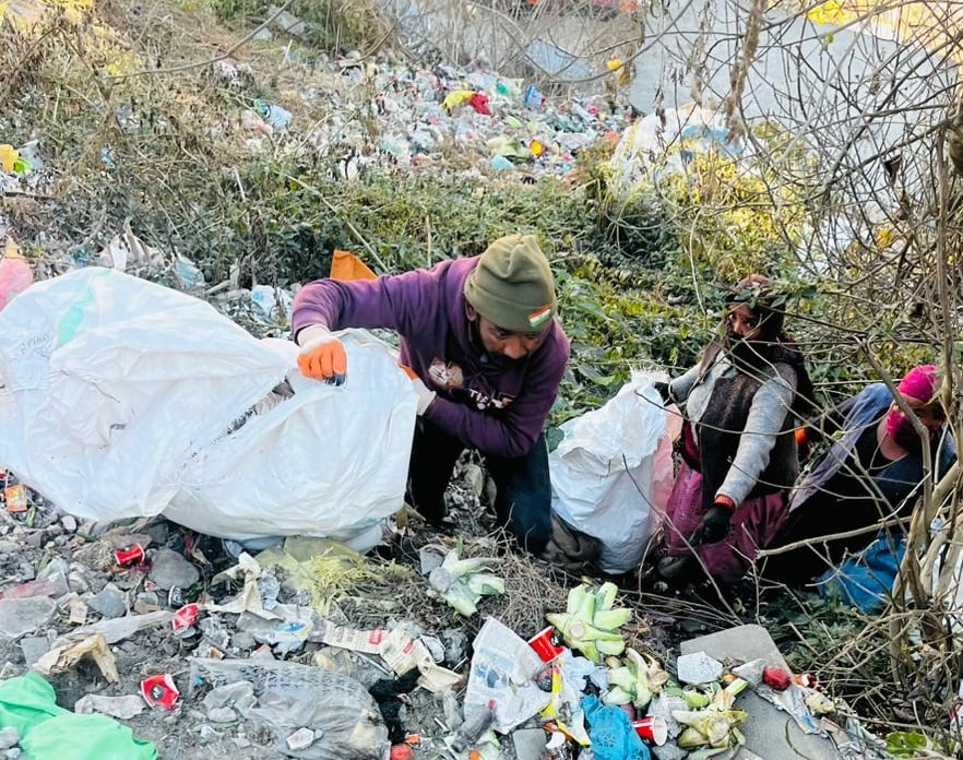रेहड़ी फड़ी वालों का सामान जब्त करते नगर परिषद के कर्मचारी
