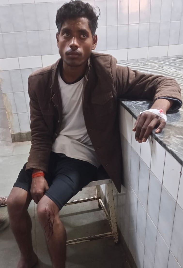 राजकीय मेडिकल कॉलेज में घायल कांवडिया विकास से पूछताछ करते इंस्पेक्टर कोतवाली अश्वनी सिंह। संवा