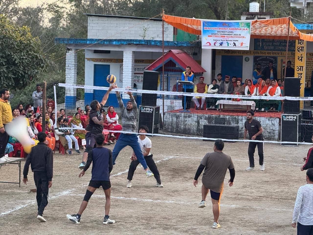 रोपा में आयोजित जिला स्तरीय खेलकूद प्रतियोगिता में विजेता खिलाड़ियों को सम्मानित करते मुख्यातिथ रोपा में आयोजित जिला स्तरीय खेलकूद प्रतियोगिता में विजेता खिलाड़ियों को सम्मानित करते मुख्यातिथ