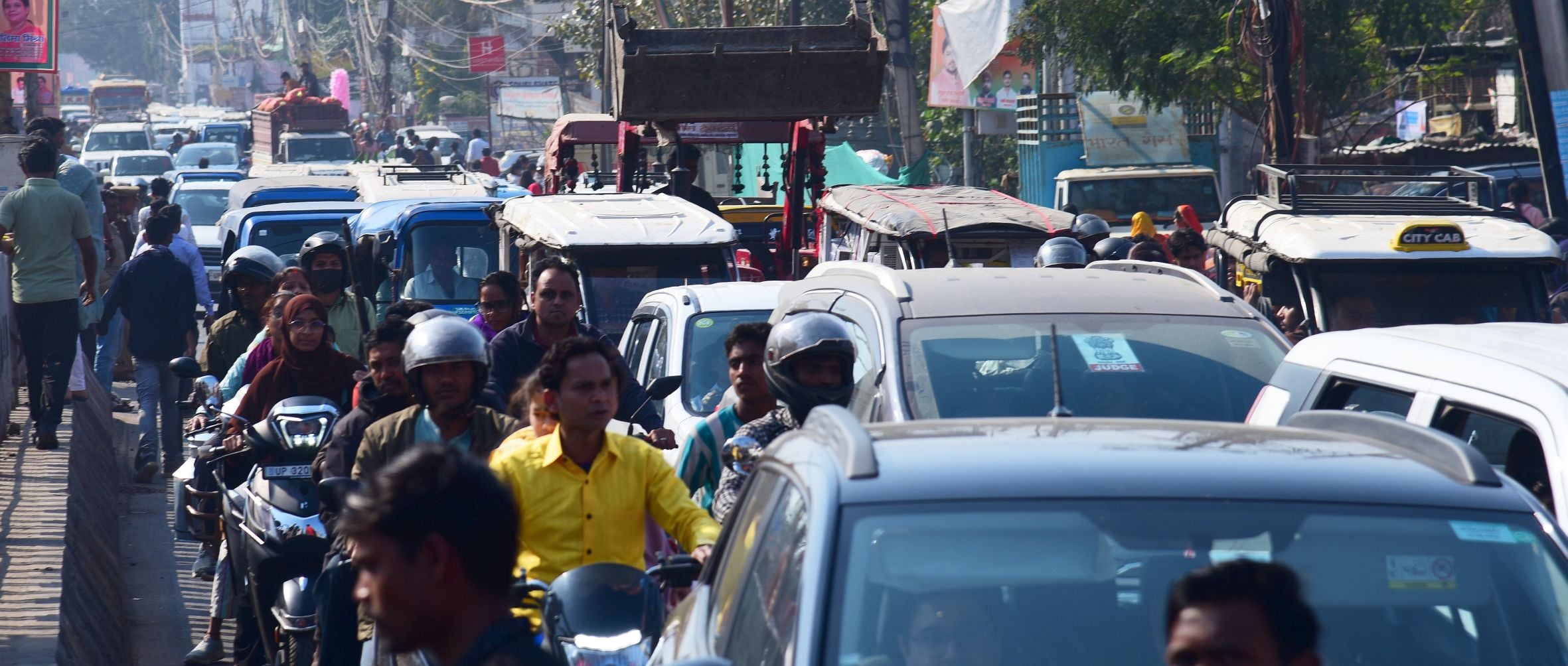 रविवार को आलमबाग व अन्य इलाकों में लगा जाम। 