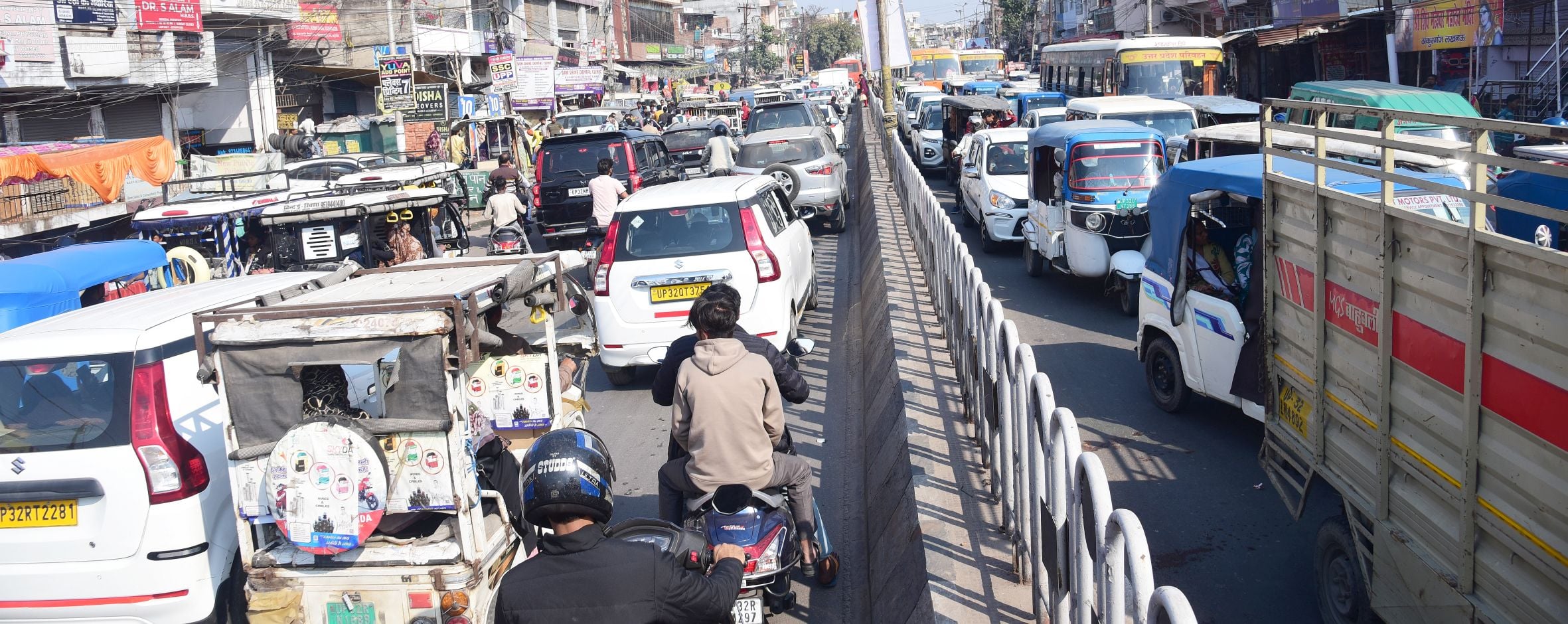 रविवार को आलमबाग व अन्य इलाकों में लगा जाम। 