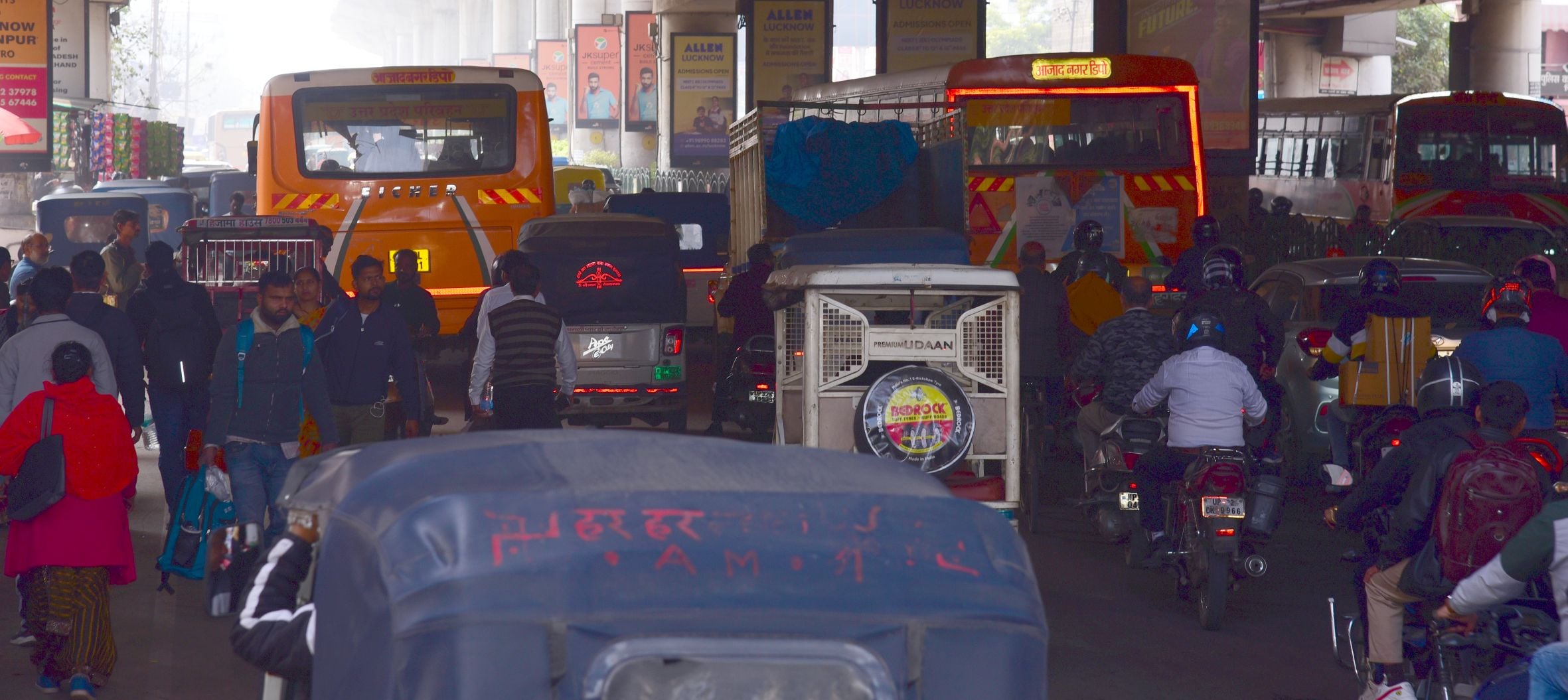 रविवार को आलमबाग व अन्य इलाकों में लगा जाम। 