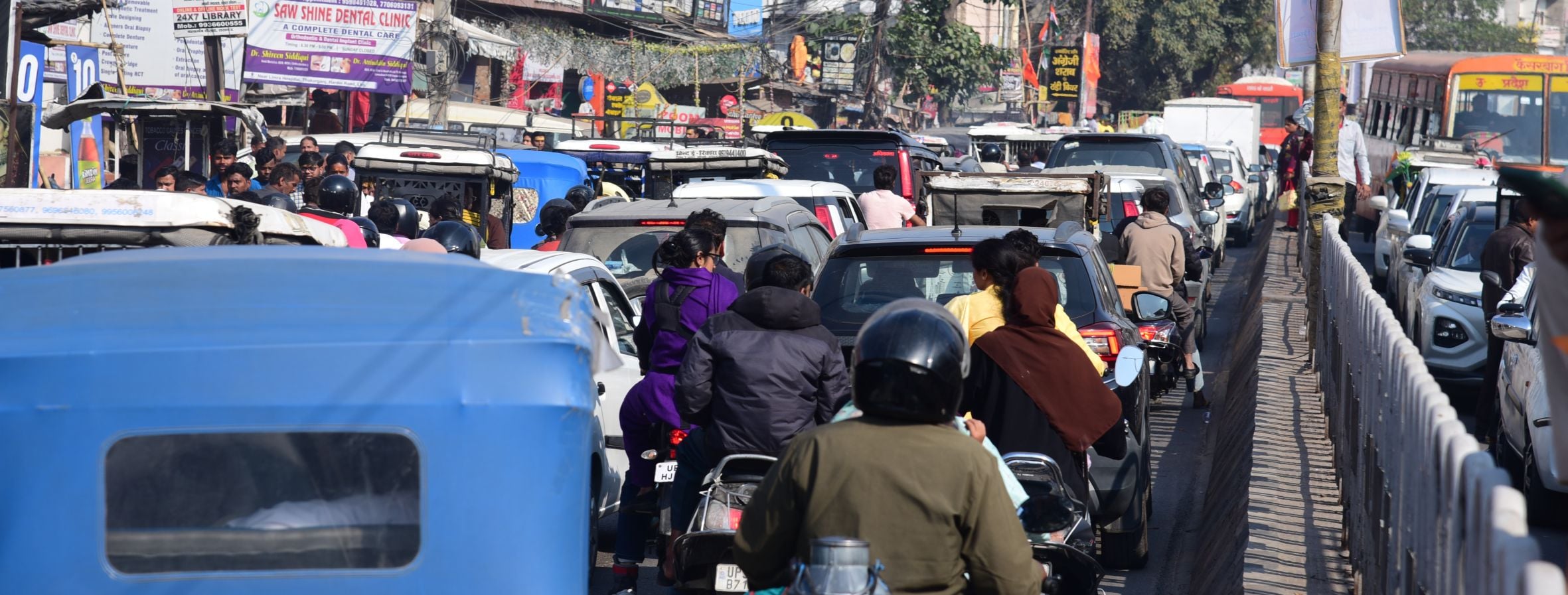 रविवार को आलमबाग व अन्य इलाकों में लगा जाम। 