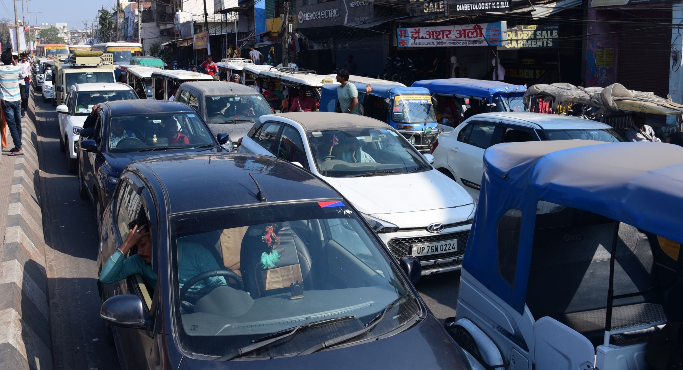 रविवार को आलमबाग व अन्य इलाकों में लगा जाम। 