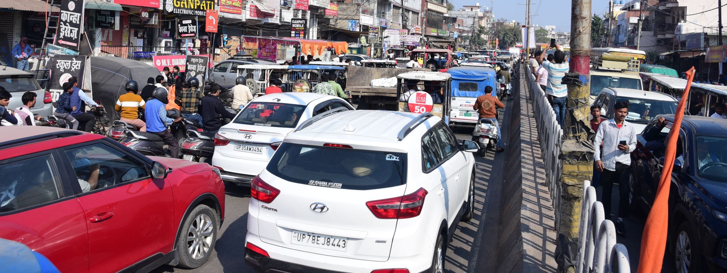 रविवार को आलमबाग व अन्य इलाकों में लगा जाम। 
