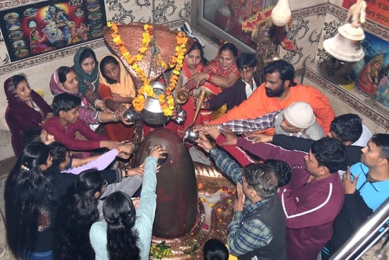 सहारनपुर में महाशिवरात्रि पर भूतेश्वर मंदिर में जलाभिषेक करते शिव भक्त सहारनपुर में महाशिवरात्रि पर भूतेश्वर मंदिर में जलाभिषेक करते शिव भक्त