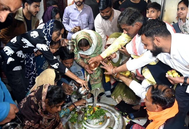 सहारनपुर में महाशिवरात्रि पर भूतेश्वर मंदिर में जलाभिषेक करते शिव भक्त सहारनपुर में महाशिवरात्रि पर भूतेश्वर मंदिर में जलाभिषेक करते शिव भक्त